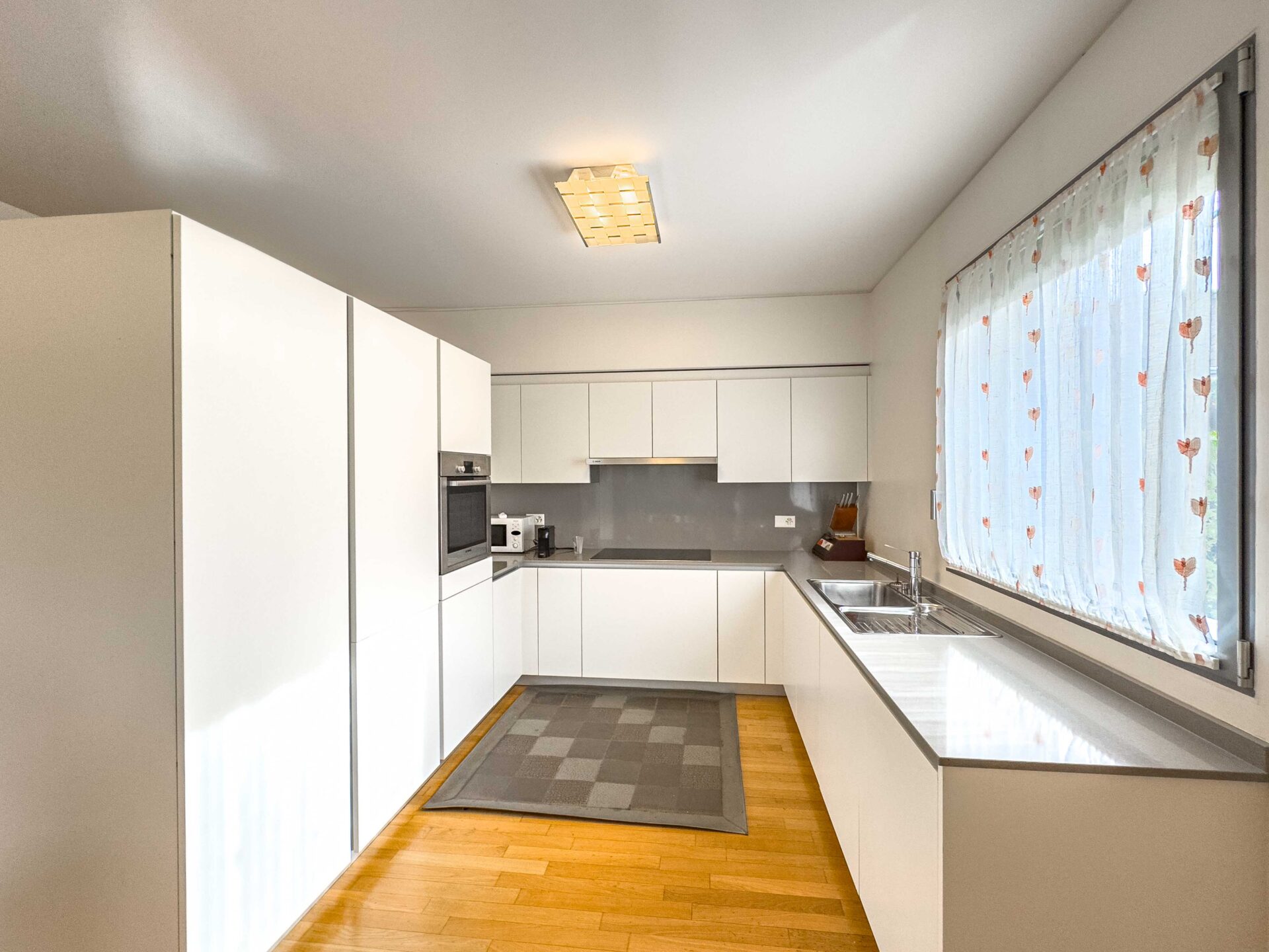 Große Wohnung mit großem Garten in Mendrisio in der Nähe des Zentrums zu verkaufen Große Wohnung mit großem Garten in Mendrisio in der Nähe des Zentrums zu verkaufen