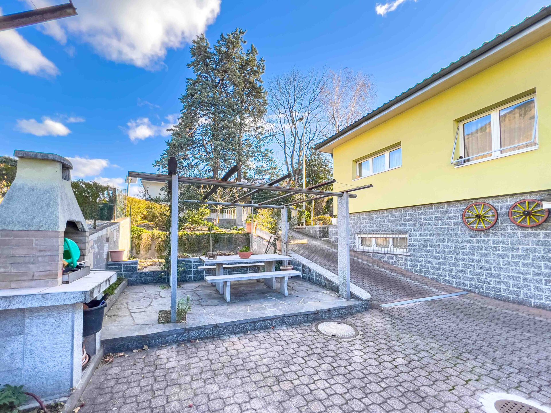 House with garden for sale in Sementina in a leafy residential area