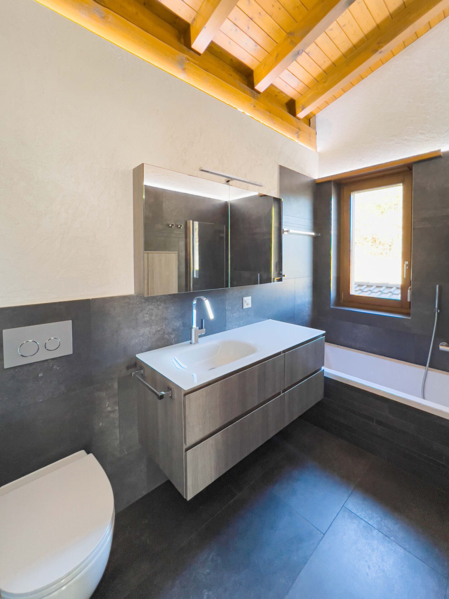 Single-family house for sale in Agno with large green spaces