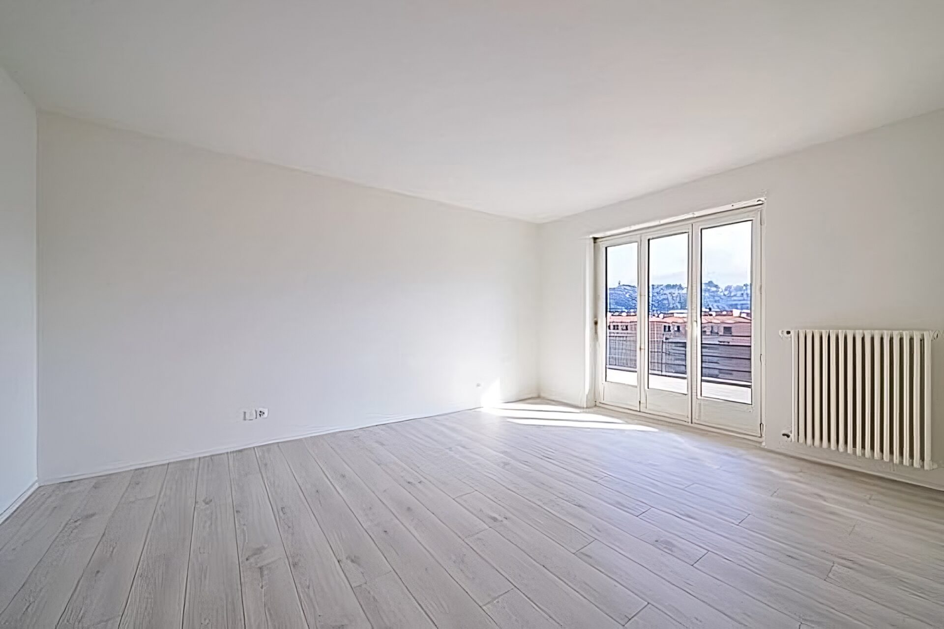 Large 4.5-room fully renovated apartment for sale in Chiasso