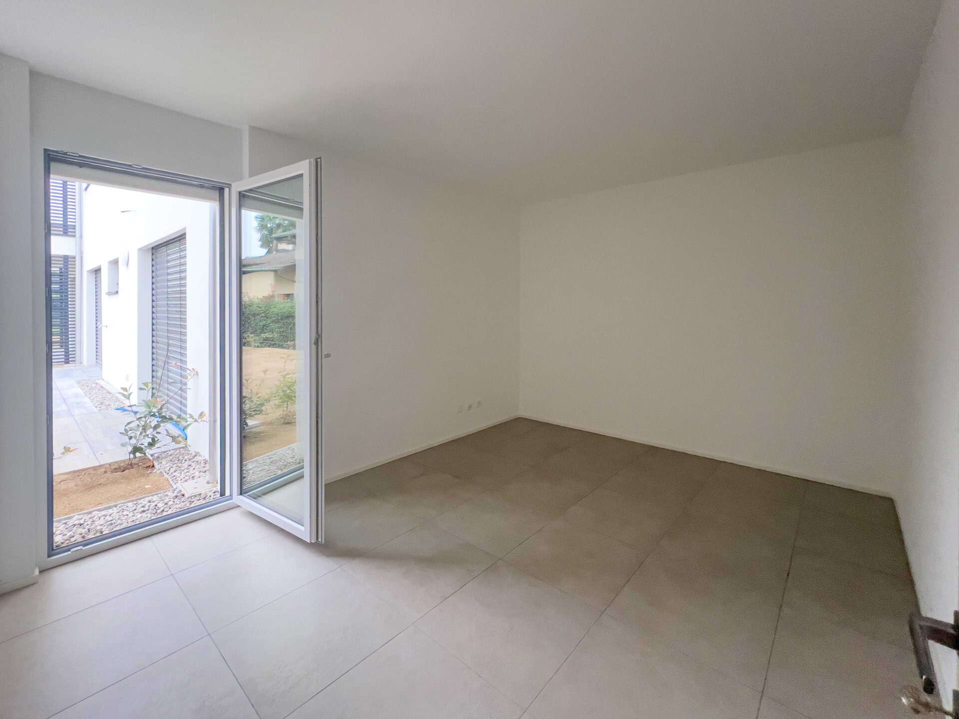 Modern apartment with small garden for sale in Genestrerio