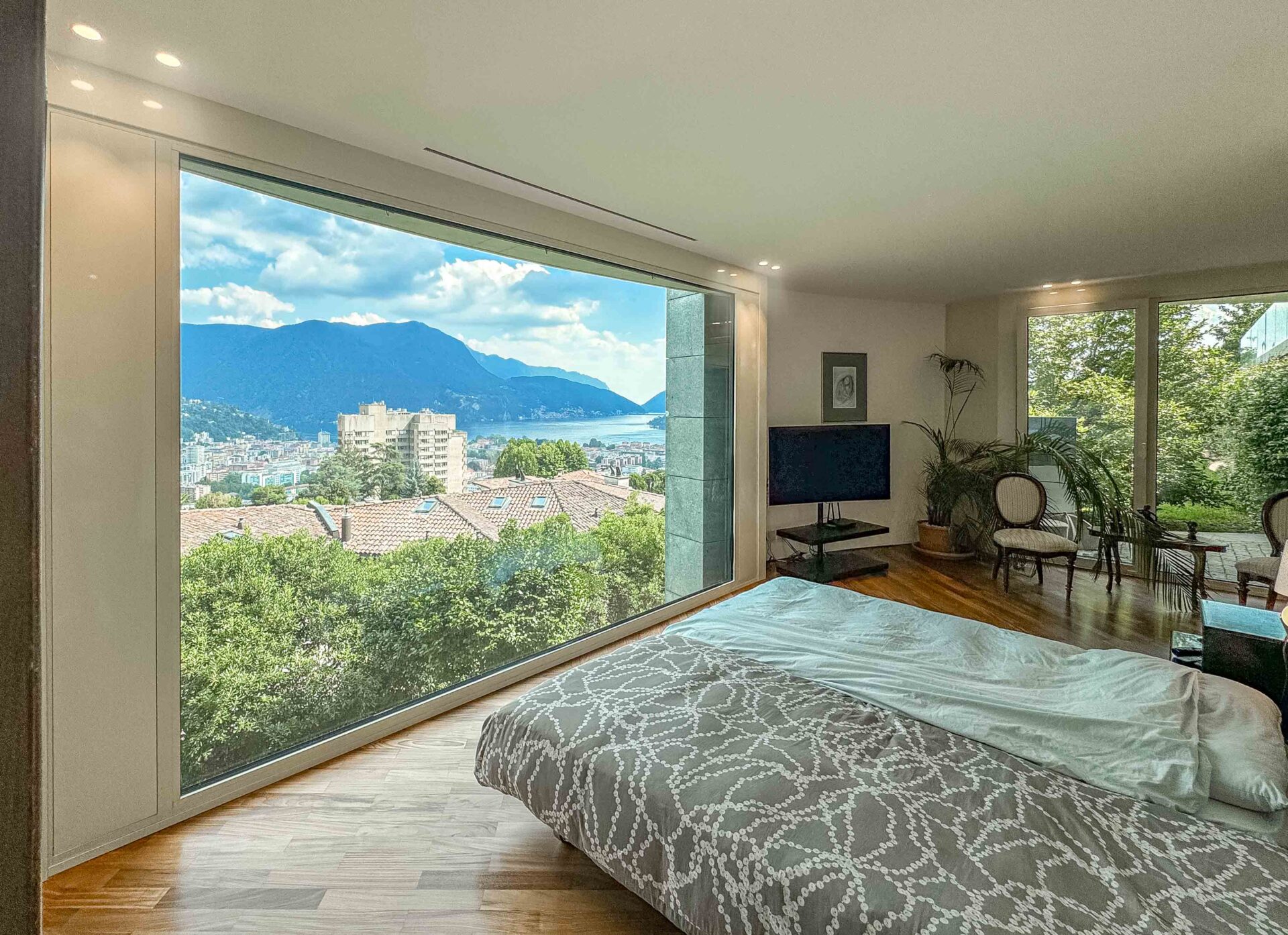 Prächtige Villa mit atemberaubendem Seeblick und Pool in Lugano zu verkaufen Prächtige Villa mit atemberaubendem Seeblick und Pool in Lugano zu verkaufen