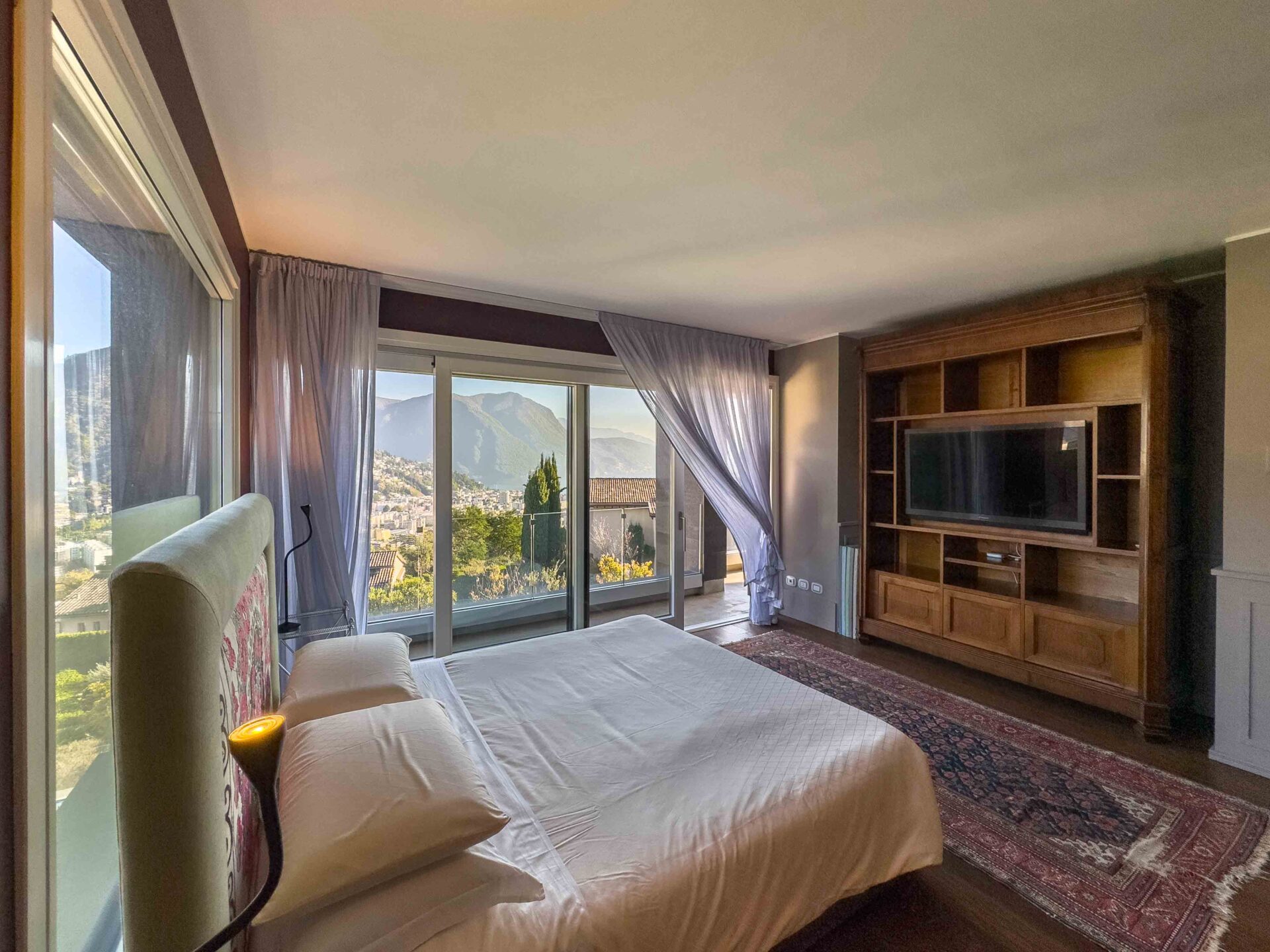 Großes und prestigeträchtiges Penthouse mit Seeblick in Porza zu verkaufen