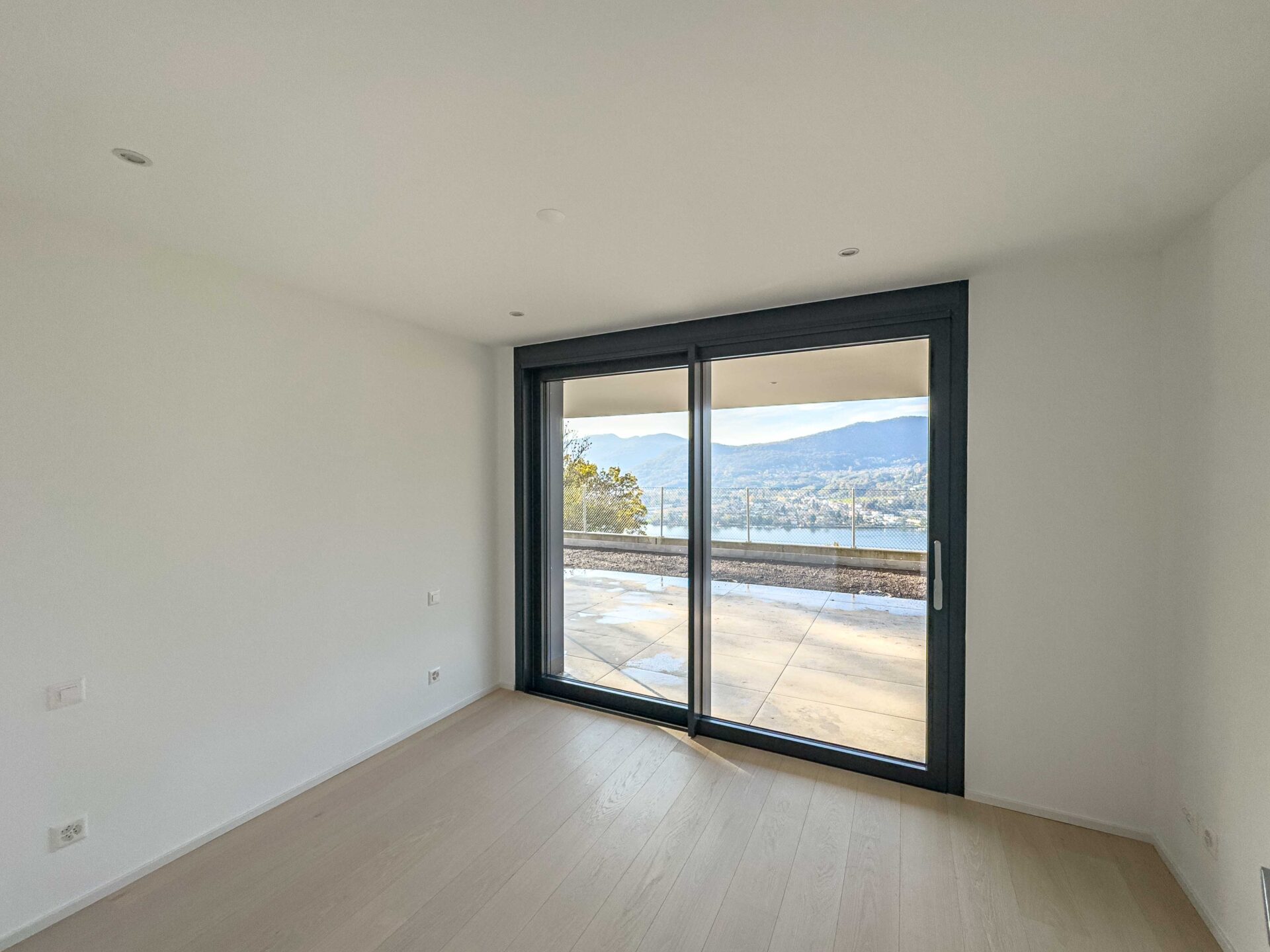 Neue und exklusive 4,5-Zimmer-Wohnung mit Garten und Seeblick in Montagnola zu verkaufen