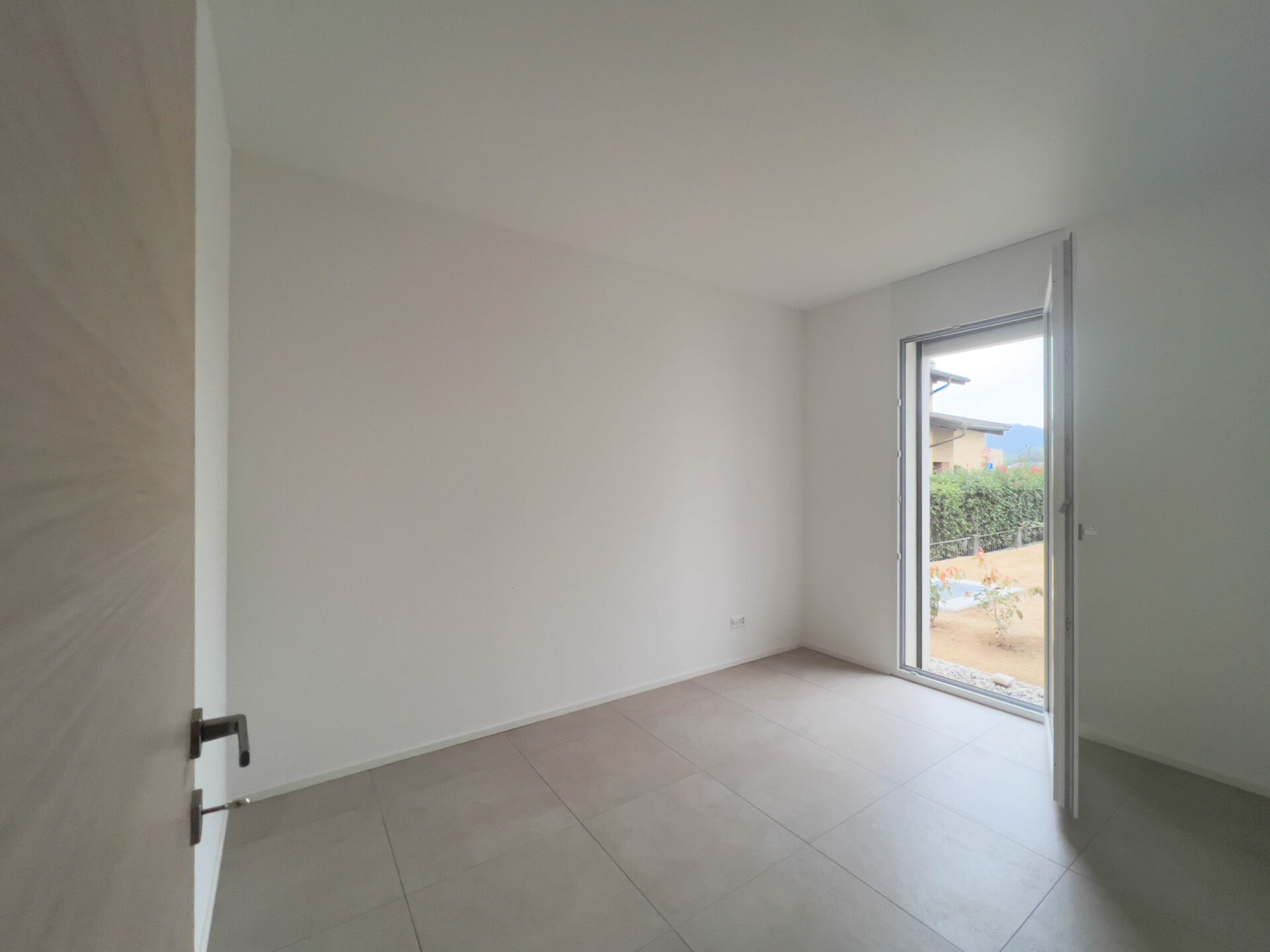 Modern apartment with small garden for sale in Genestrerio