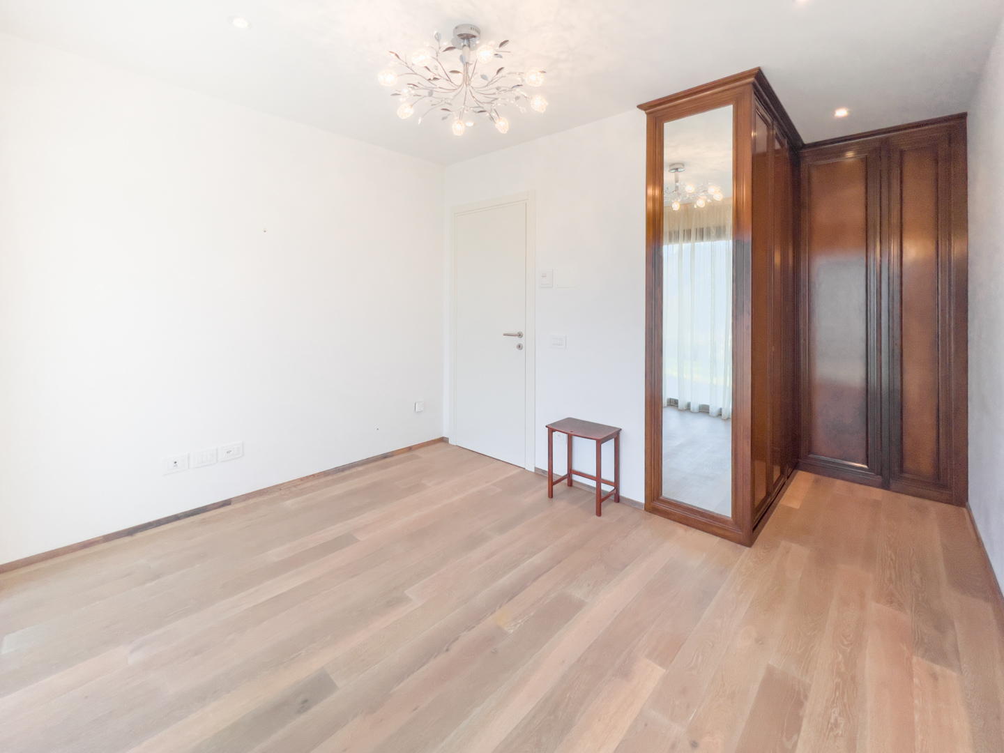 Exklusive 2,5-Zimmer-Wohnung mit Garten und Seeblick in Porza zu verkaufen