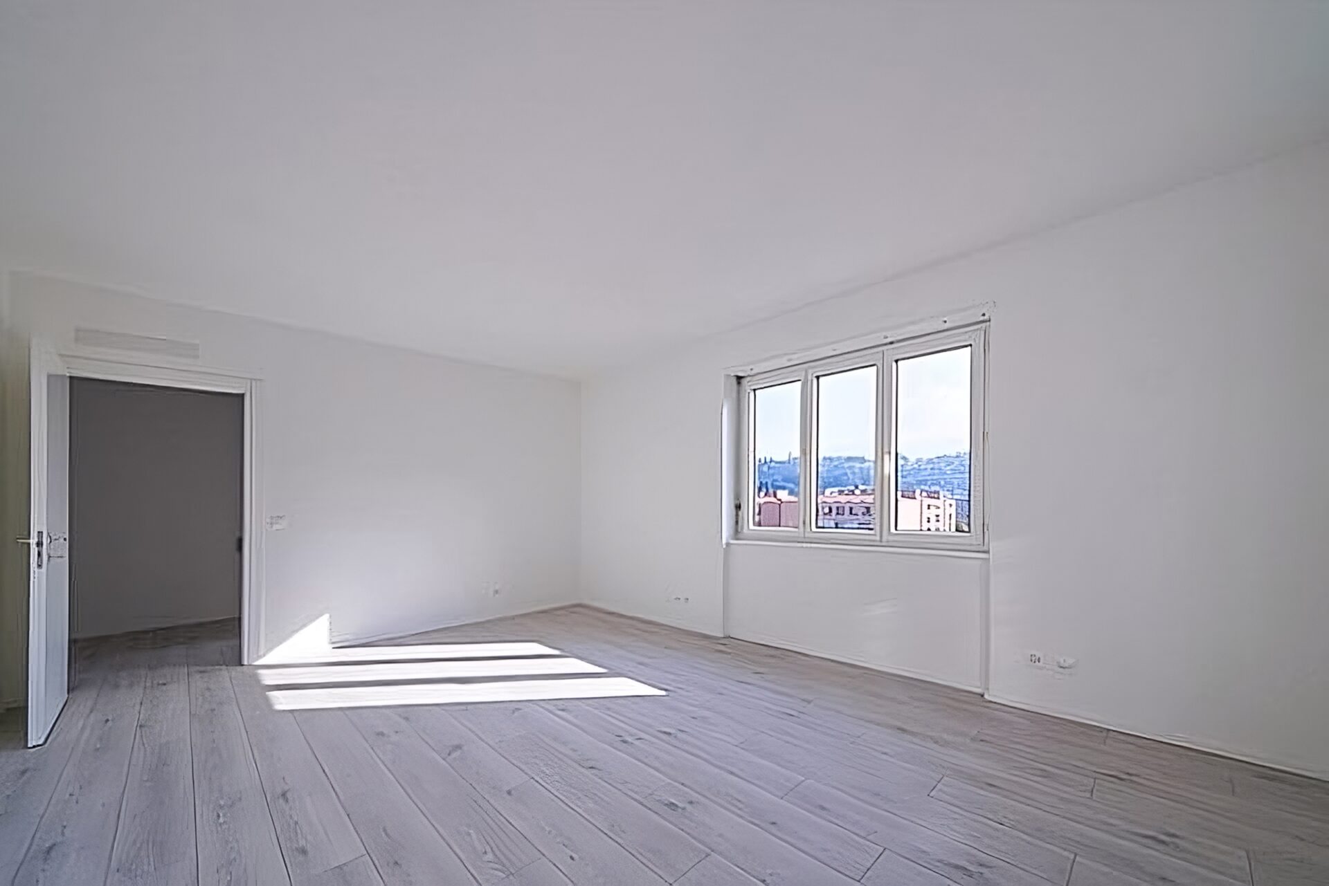 Large 4.5-room fully renovated apartment for sale in Chiasso