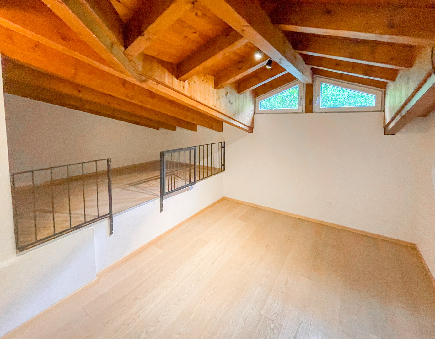 Reihenhaus mit großer Terrasse auch für Nicht-Residenten zu verkaufen Reihenhaus mit großer Terrasse auch für Nicht-Residenten zu verkaufen