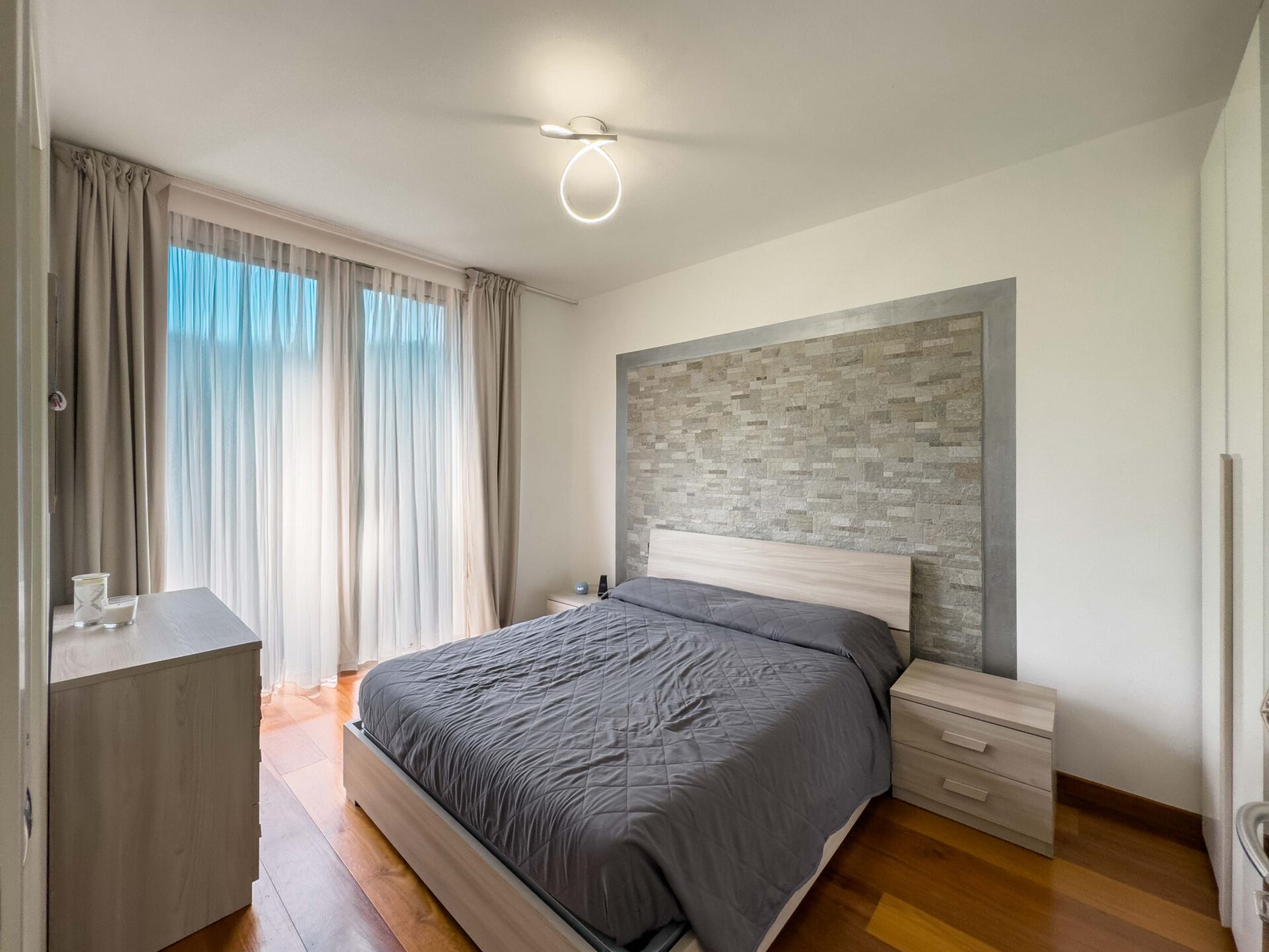 Grande e luminosa casa gemella con tetto-terrazza in vendita a Melano.