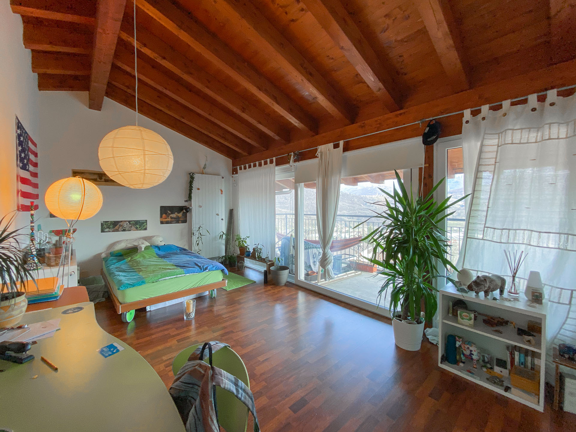 Großes freistehendes Haus in der Natur mit Garten und freiem Blick