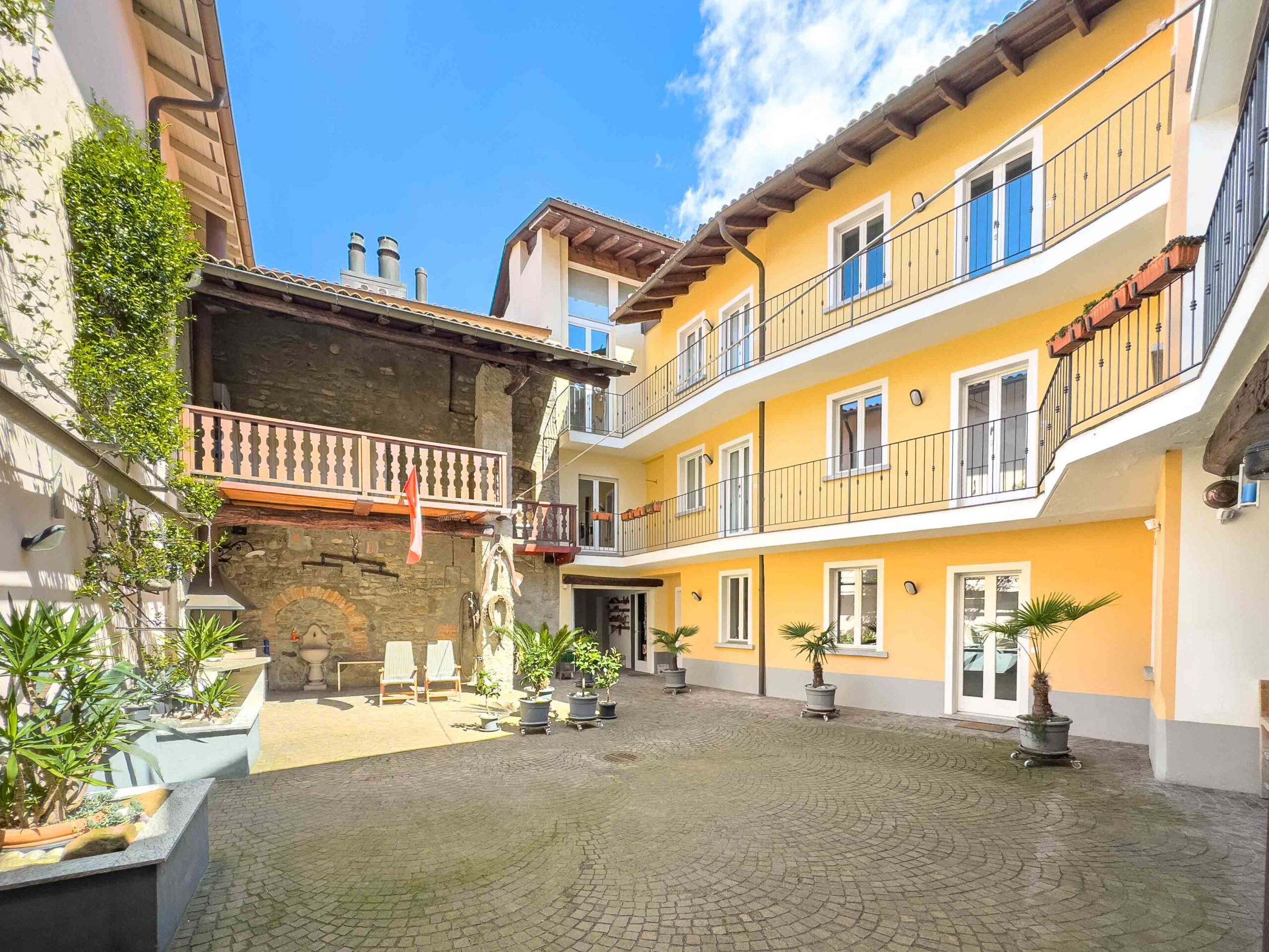 Characteristic and stately Ticino court for sale in Mendrisio