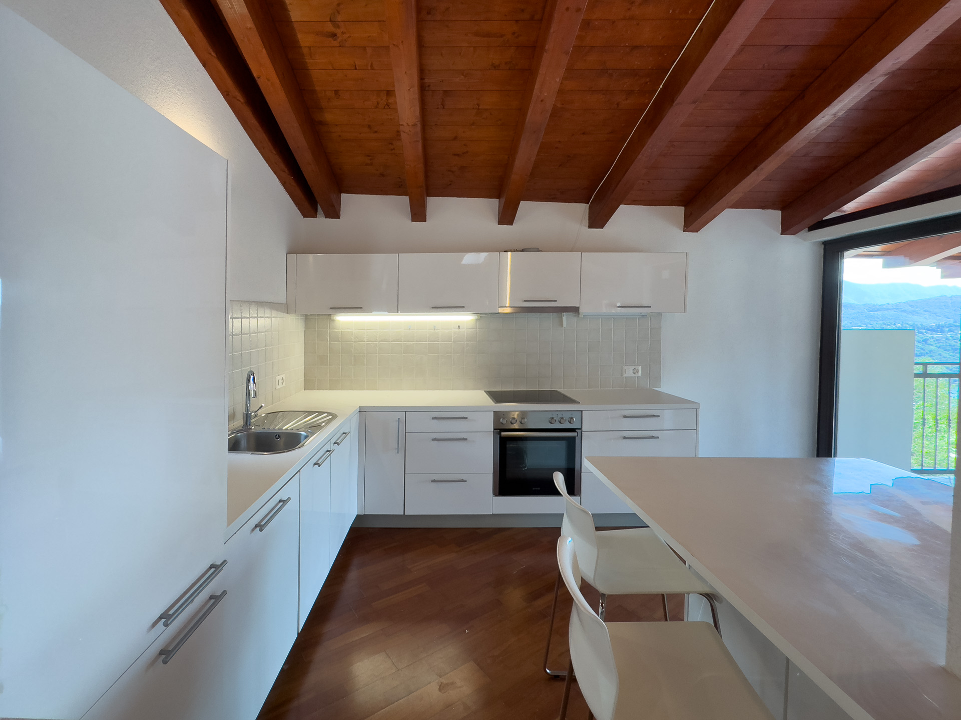 Renoviertes Haus mit zwei Wohnungen und Seeblick