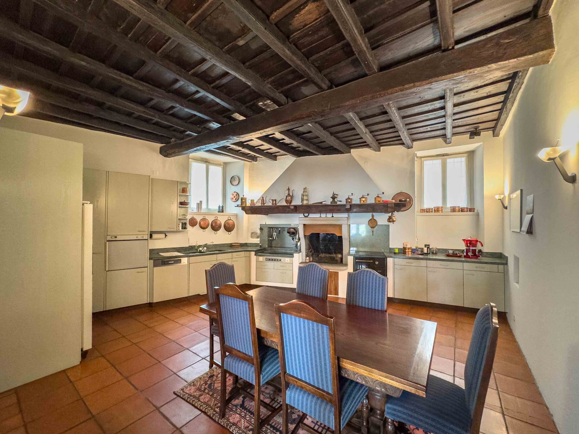 Characteristic and stately Ticino court for sale in Mendrisio
