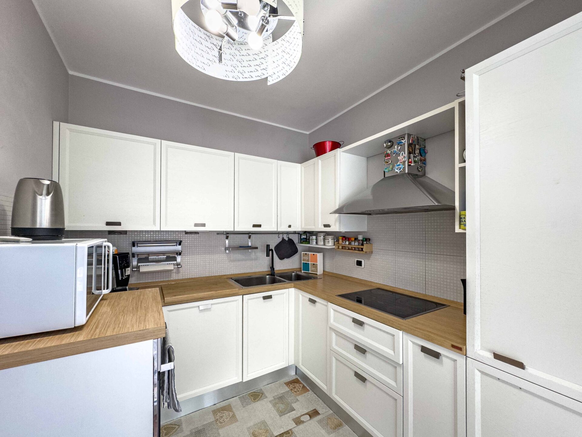 Grande e luminosa casa gemella con tetto-terrazza in vendita a Melano.