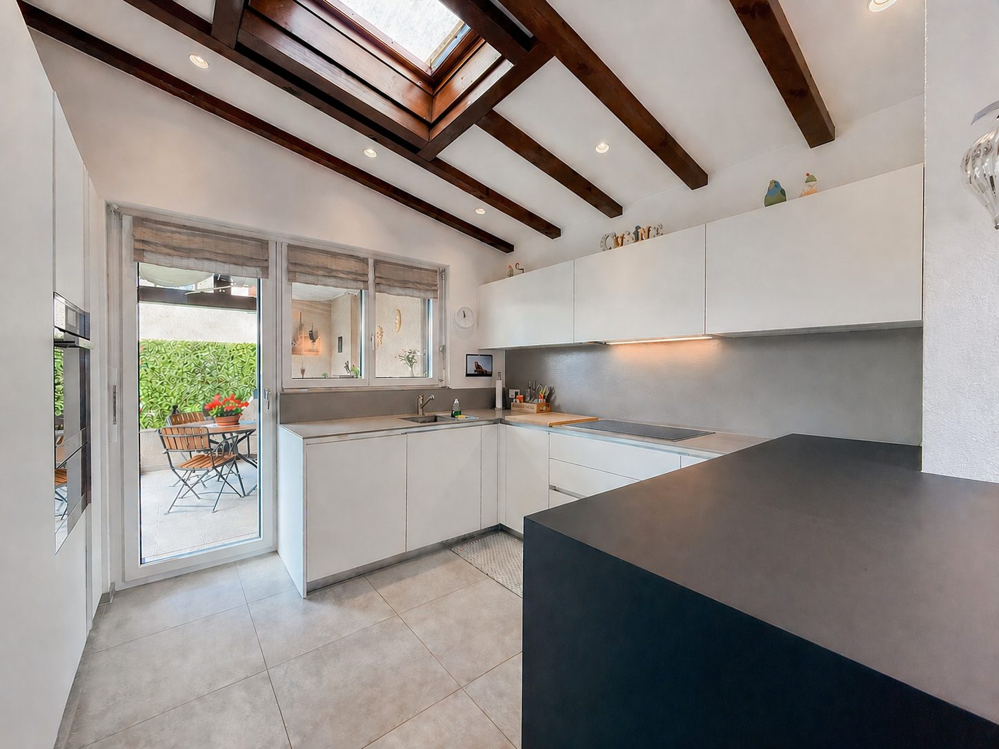 Elegante casa con giardino in vendita a Collina d’Oro