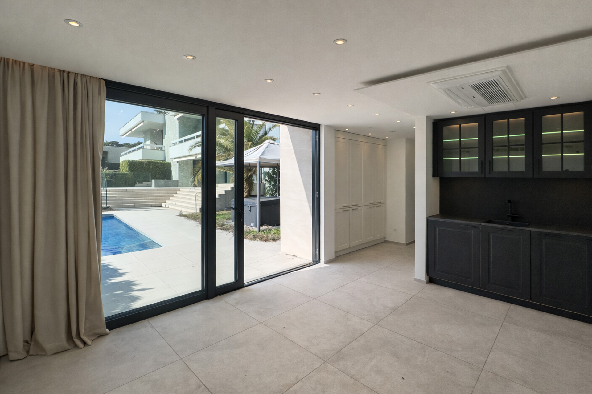 Luxury villa with pool for sale in Collina d’Oro