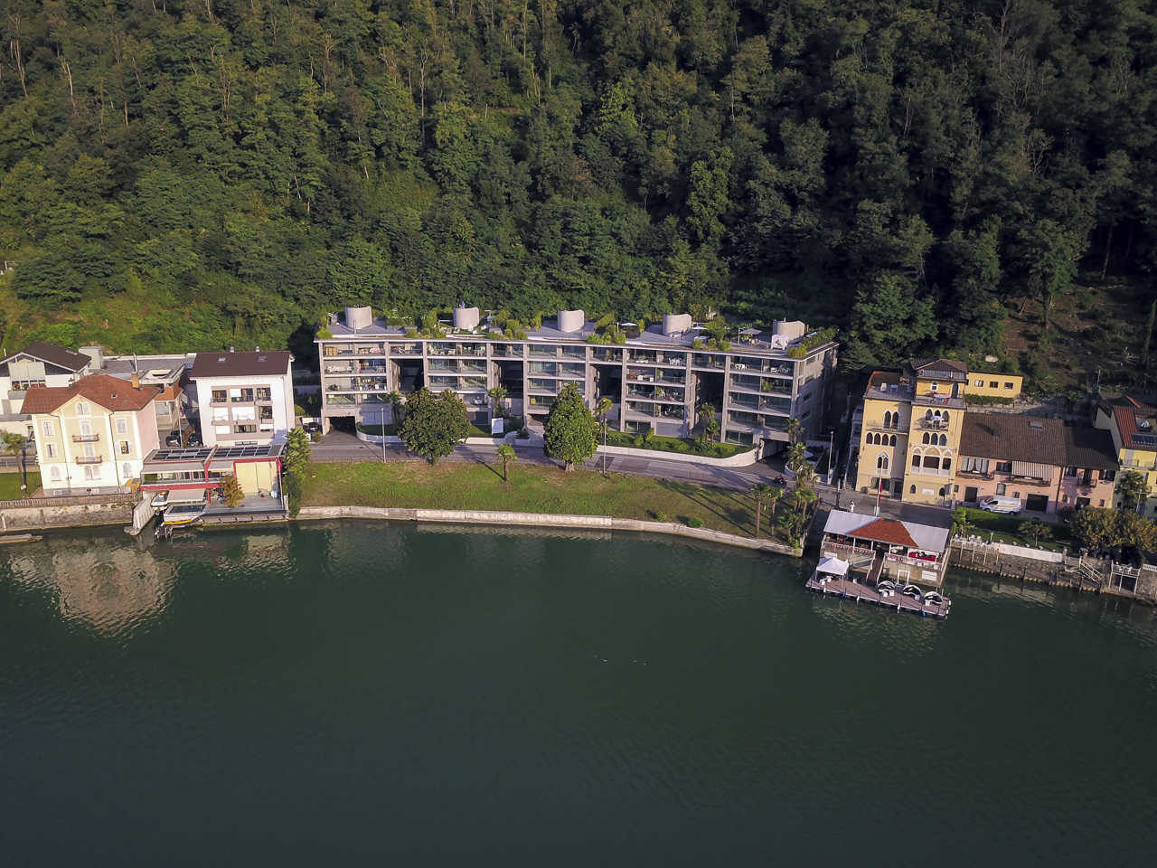 Attico di lusso fronte lago con grande tetto terrazza in vendita a Melide