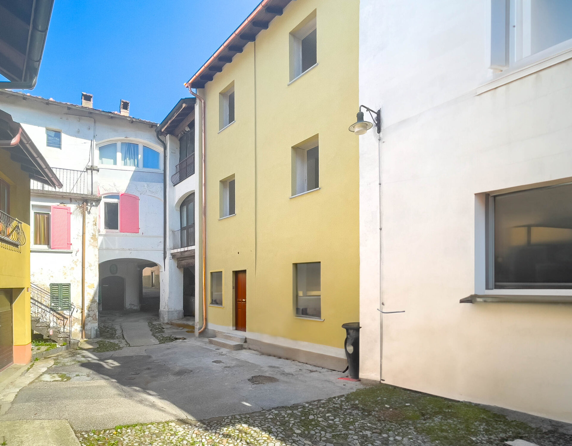 Palazzina completamente rinnovata per investimento immobiliare a Rancate