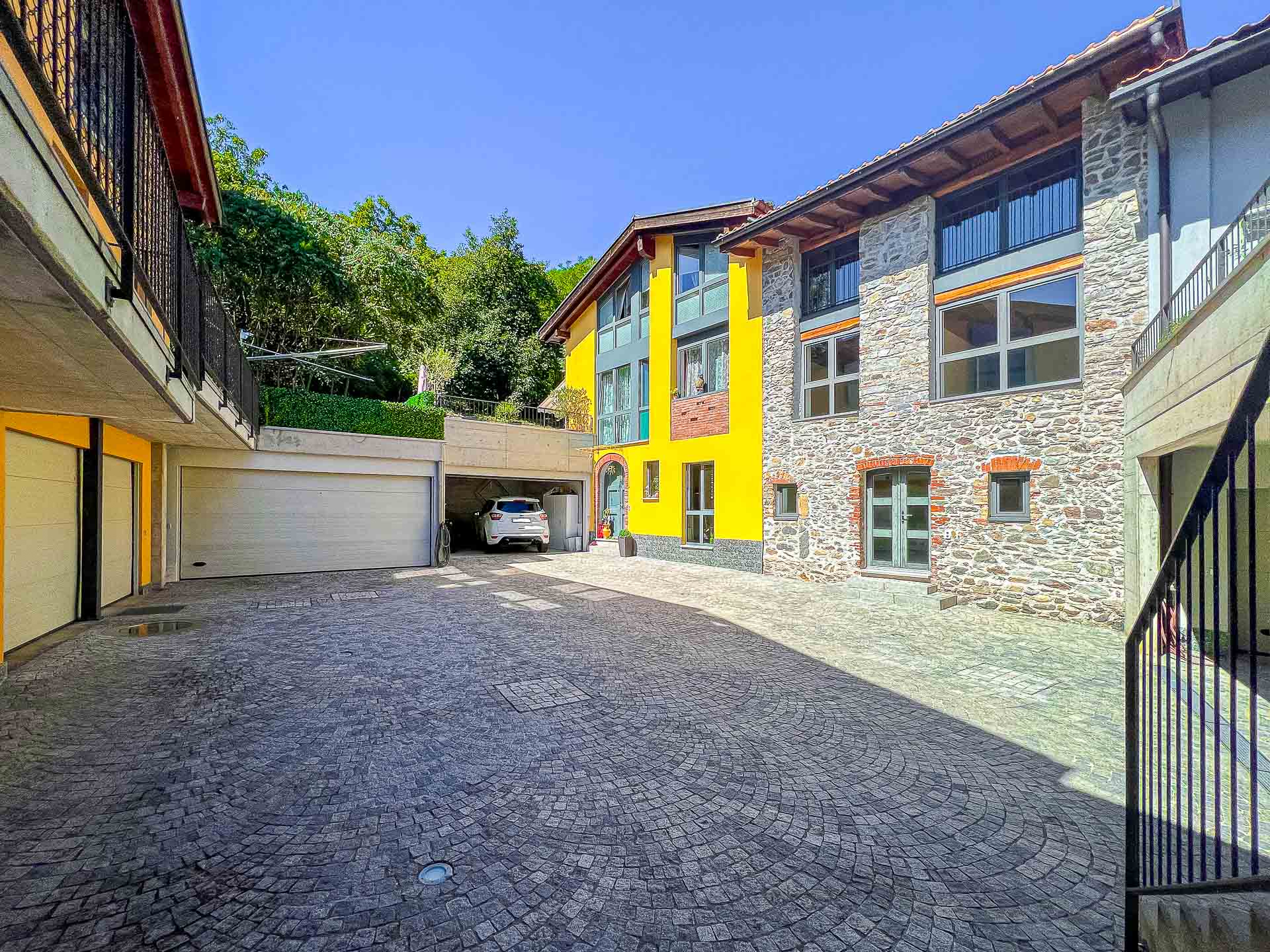 House with large terrace for sale in Pura, on the border with the municipality of Caslano House with large terrace for sale in Pura, on the border with the municipality of Caslano
