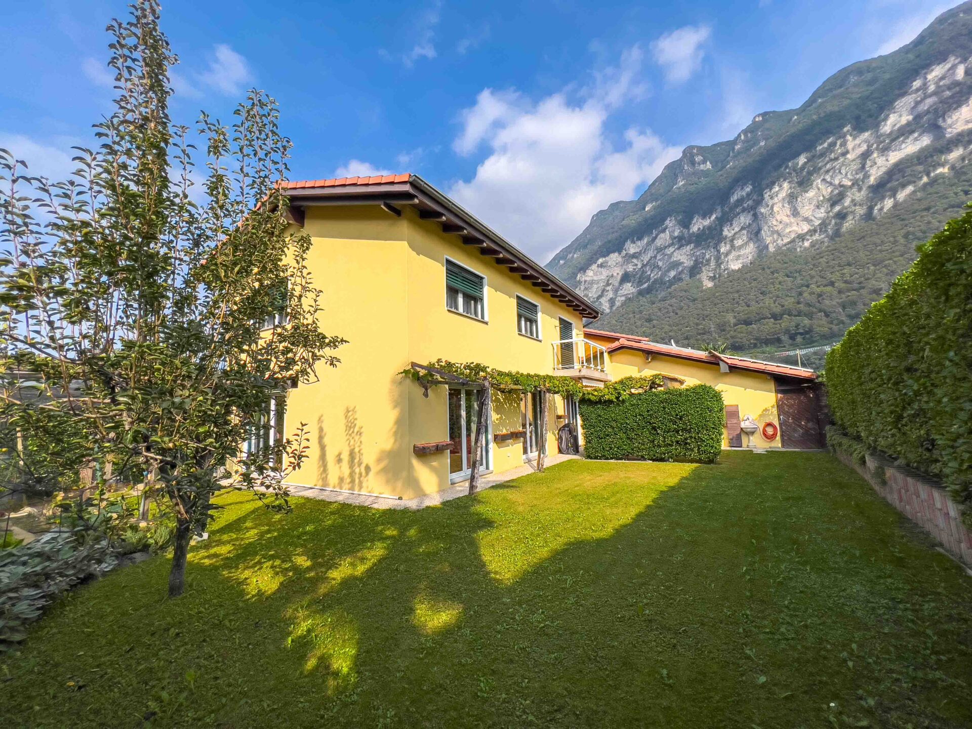 Casa con giardino in vendita a Riva San Vitale a poca distanza dal lago