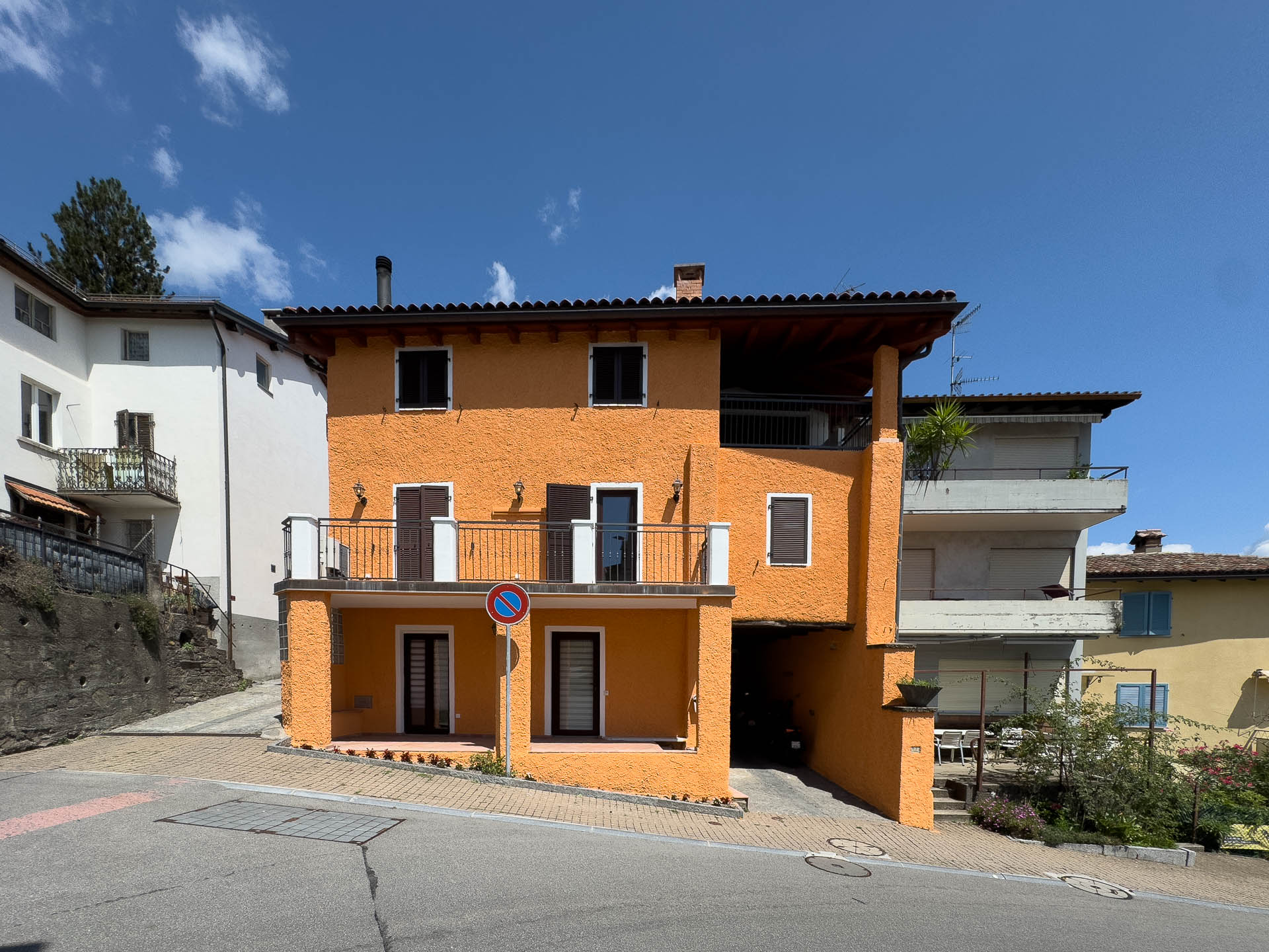 Renoviertes Haus mit zwei Wohnungen und Seeblick