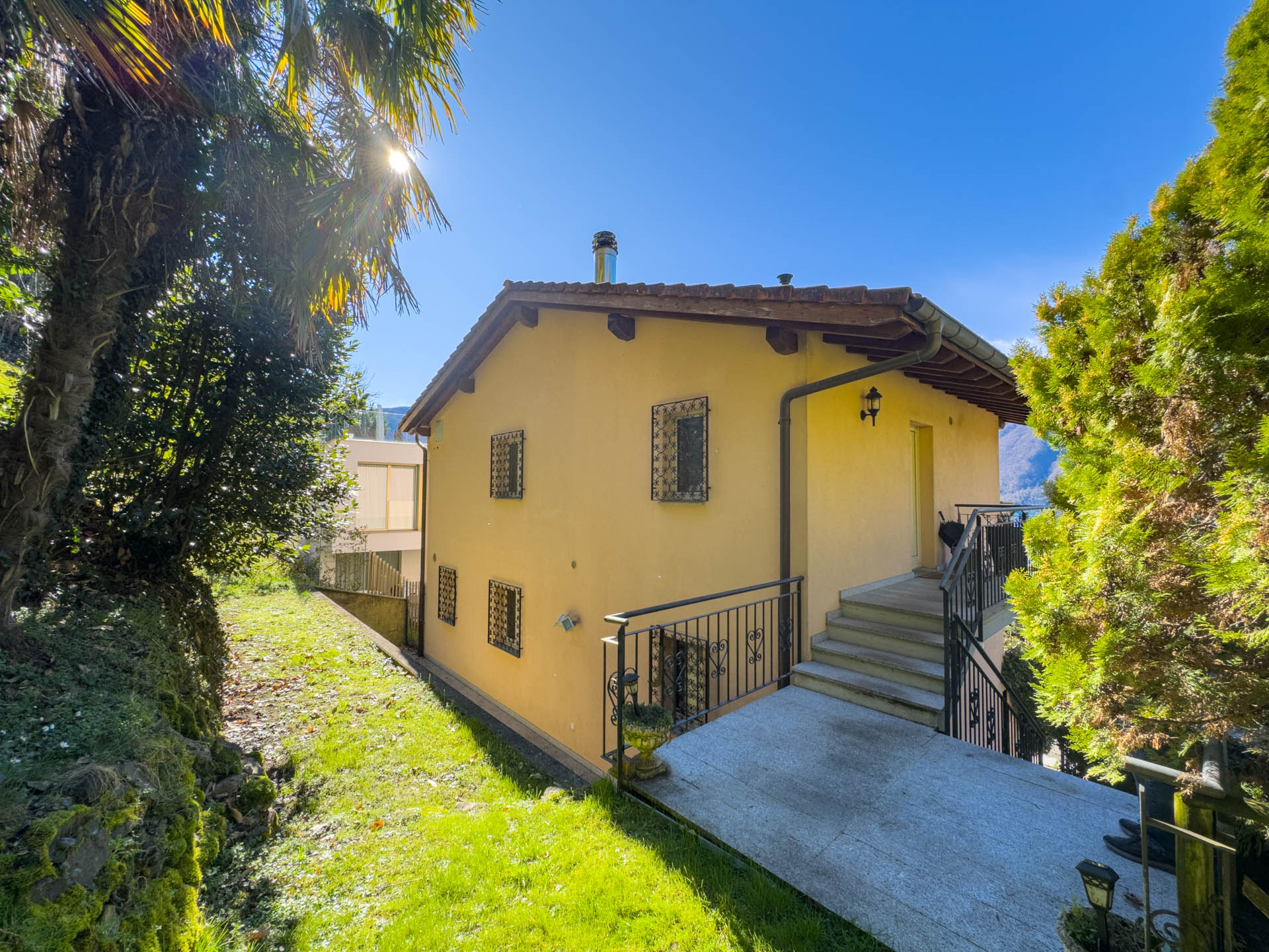 Lake-view single-family house for sale in Bissone