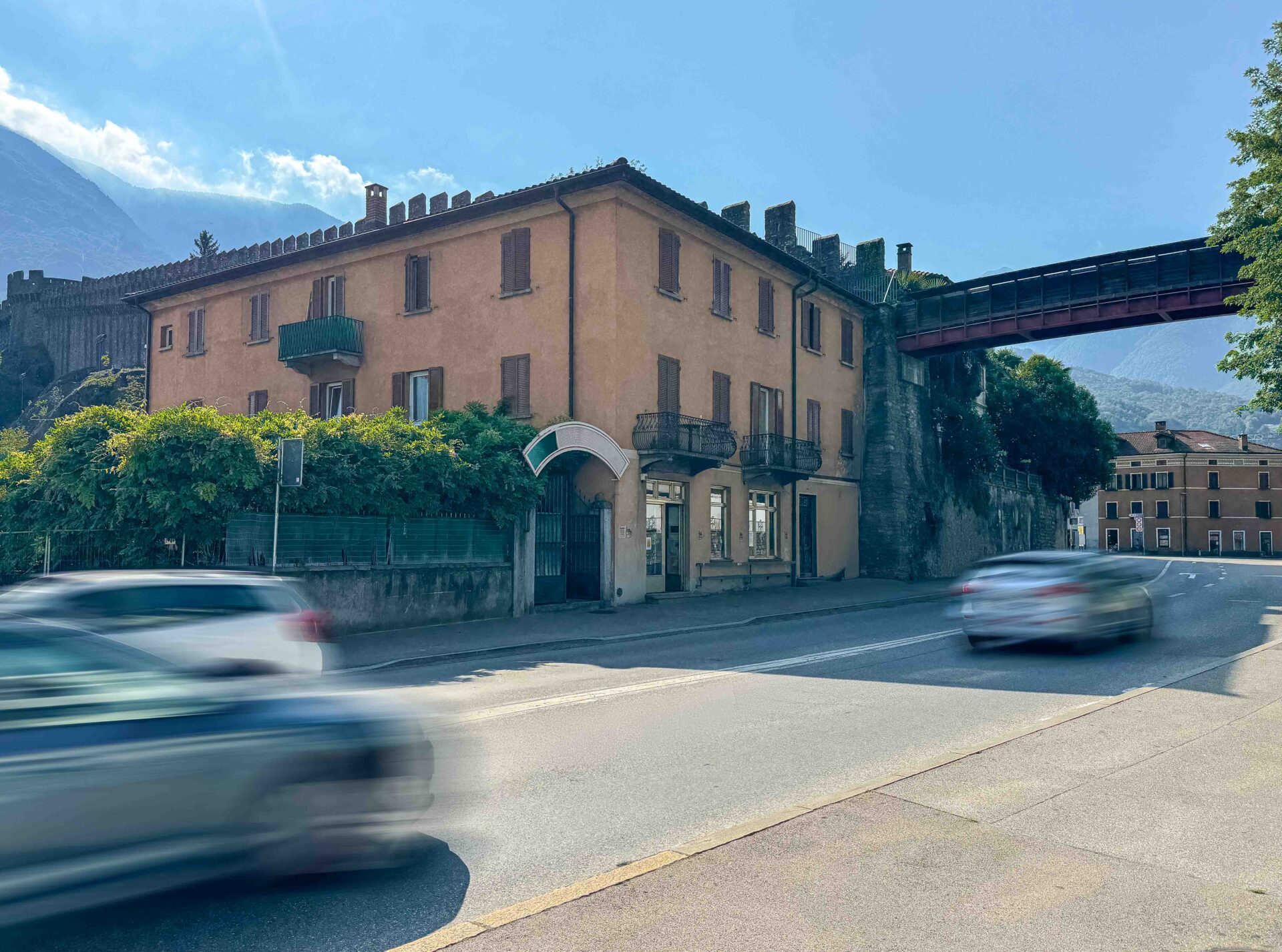 Investor-Gebäude in Bellinzona zu verkaufen, in malerischer Lage unterhalb der Burgmauern