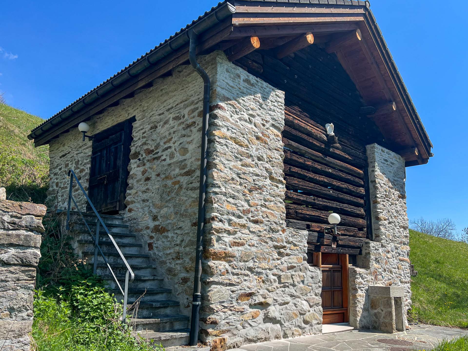 Landhaus mit großem Grundstück in Faido zu verkaufen Landhaus mit großem Grundstück in Faido zu verkaufen
