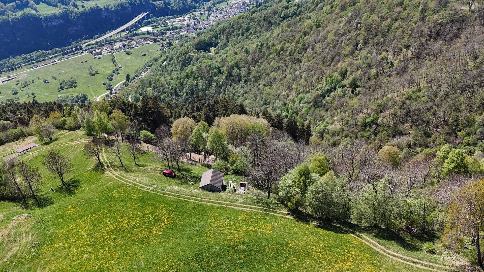 Landhaus mit großem Grundstück in Faido zu verkaufen Landhaus mit großem Grundstück in Faido zu verkaufen