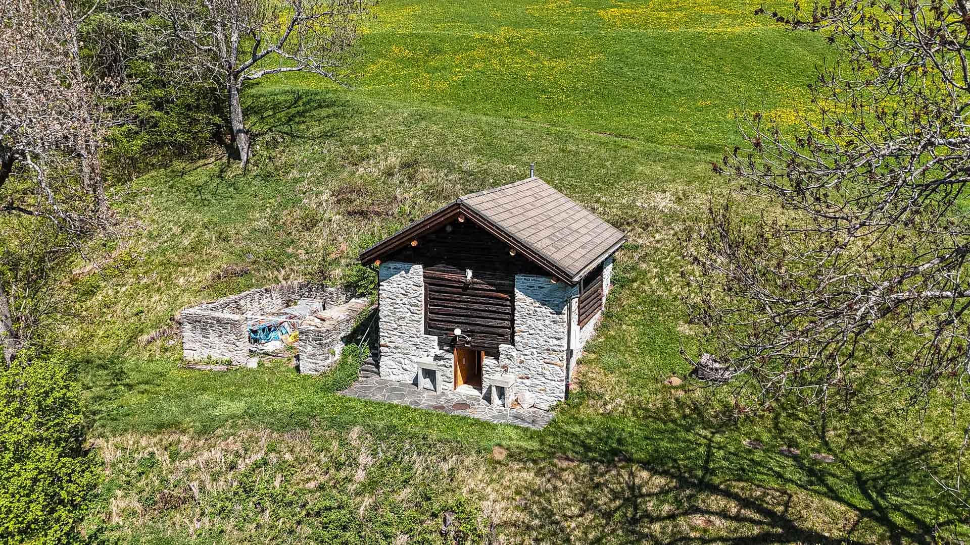 Landhaus mit großem Grundstück in Faido zu verkaufen Landhaus mit großem Grundstück in Faido zu verkaufen