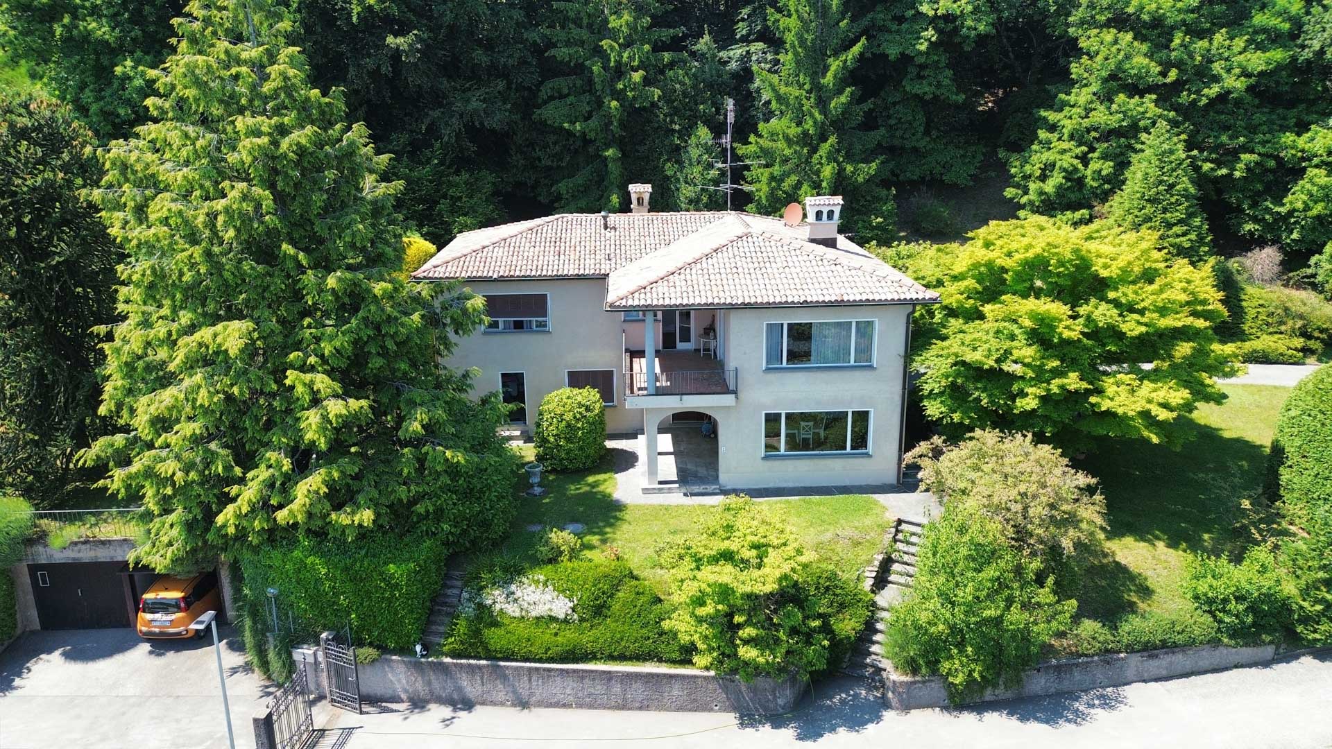 Villa con giardino e vista aperta sul golfo di Lugano in vendita a Carona