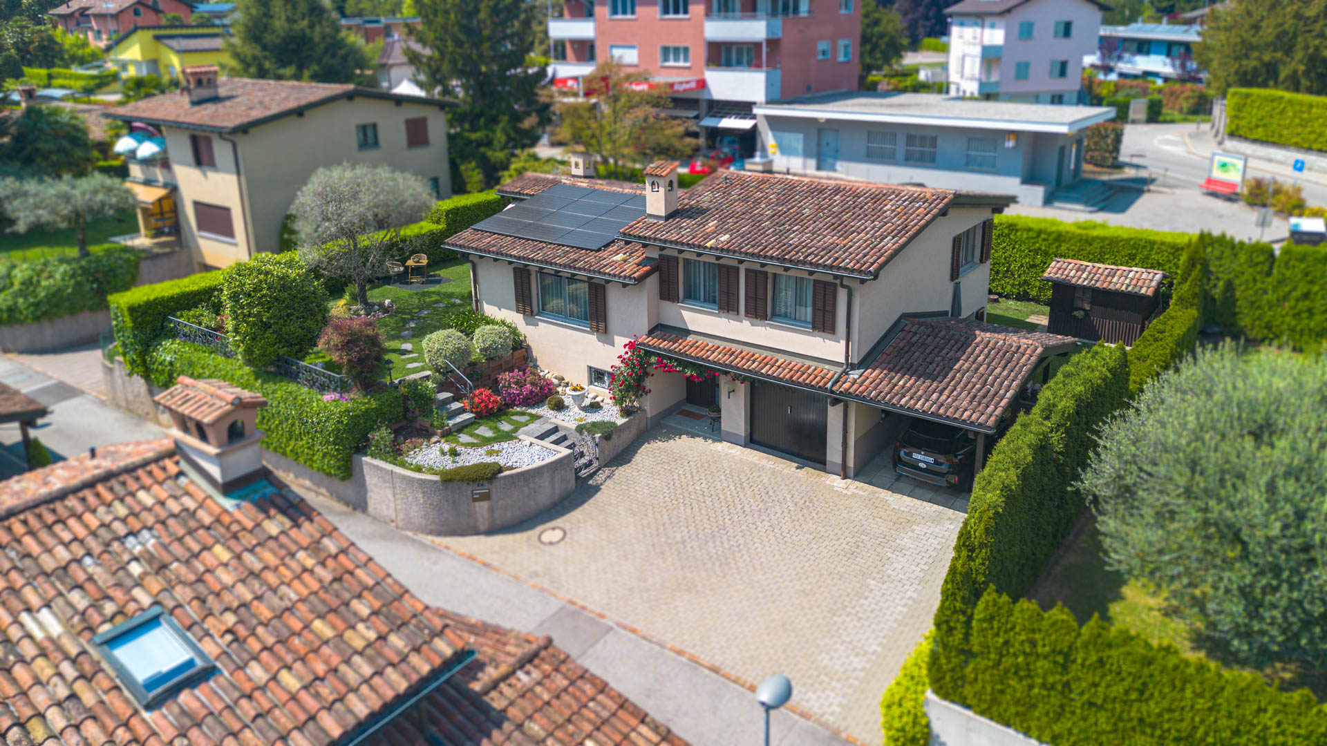 Elegante casa con giardino in vendita a Collina d’Oro