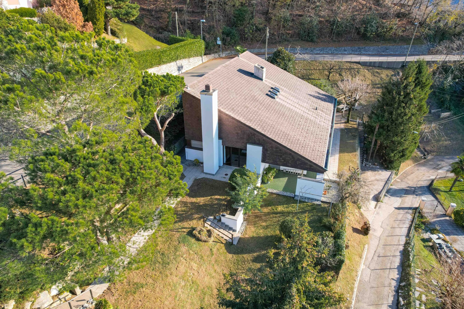 Villa con ampio giardino e vista aperta in vendita a Morbio Superiore in una zona residenziale Villa con ampio giardino e vista aperta in vendita a Morbio Superiore in una zona residenziale