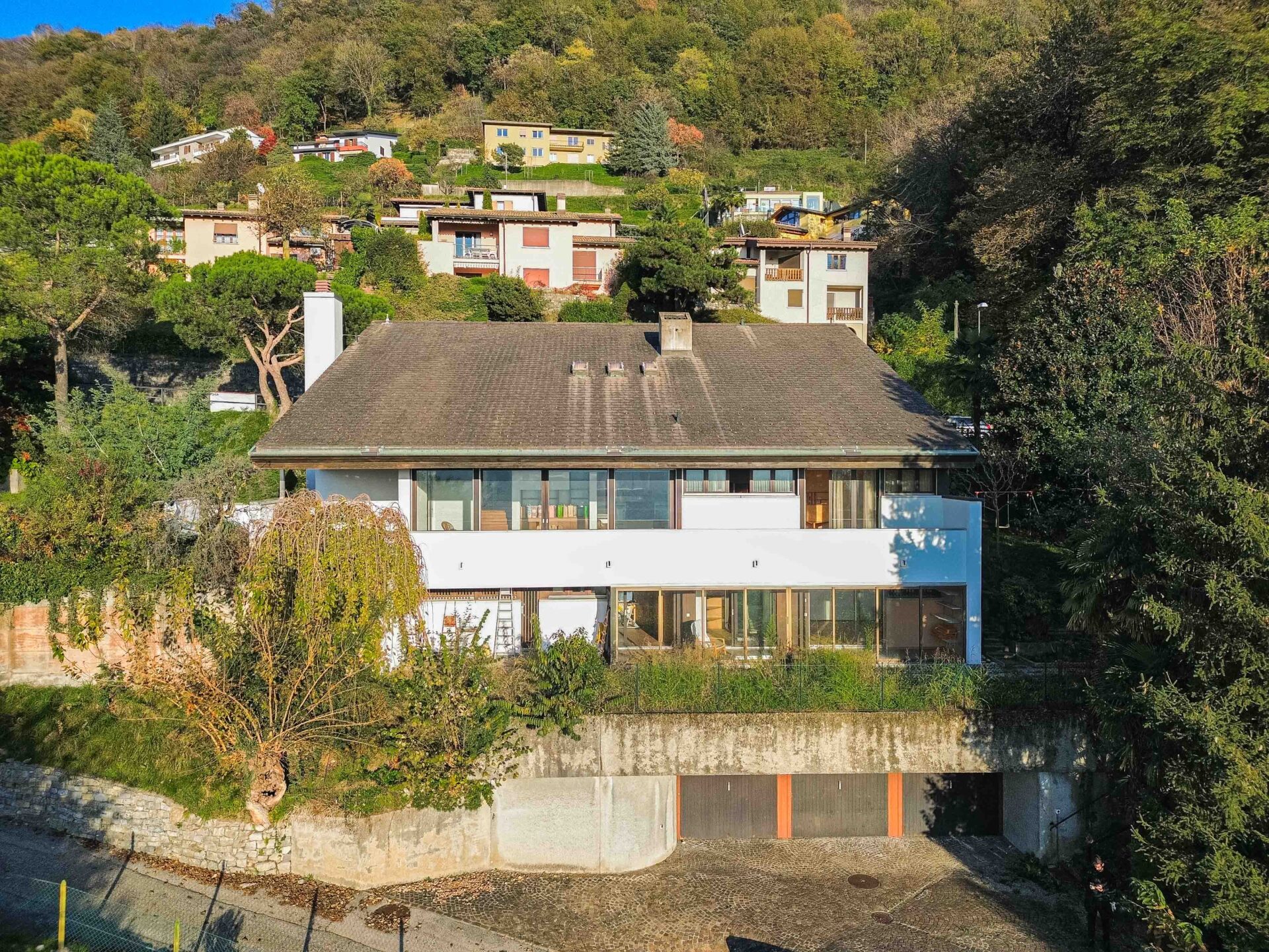 Villa con ampio giardino e vista aperta in vendita a Morbio Superiore in una zona residenziale Villa con ampio giardino e vista aperta in vendita a Morbio Superiore in una zona residenziale