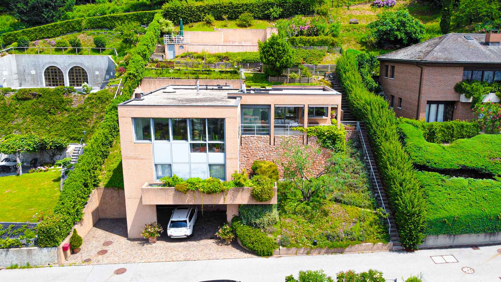 Villa with a swimming pool and a garden for sale in Lugano, in a privileged position in the district of Pregassona Villa with a swimming pool and a garden for sale in Lugano, in a privileged position in the district of Pregassona