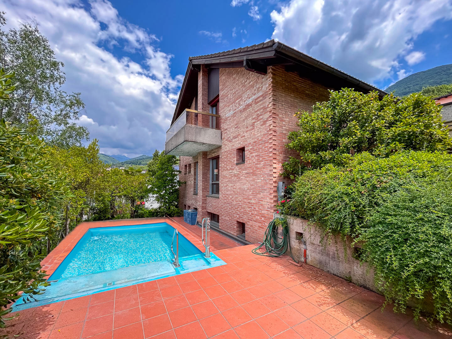 Grande villa con piscina in vendita a Lugano nel quartiere di Cadro