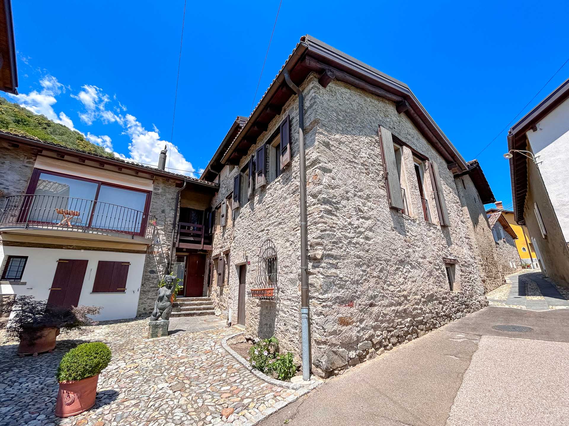 Quaint house for sale in Torricella at the edge of the town core Quaint house for sale in Torricella at the edge of the town core