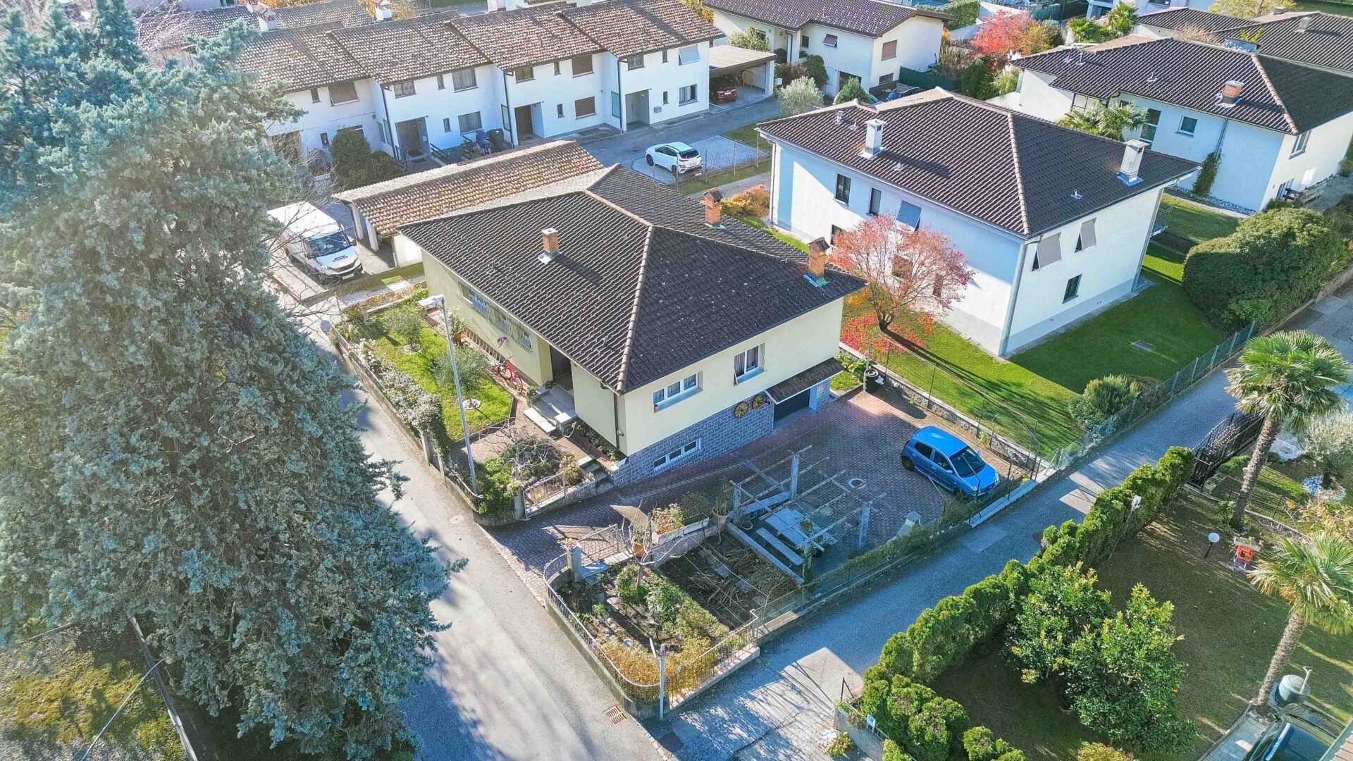 House with garden for sale in Sementina in a leafy residential area