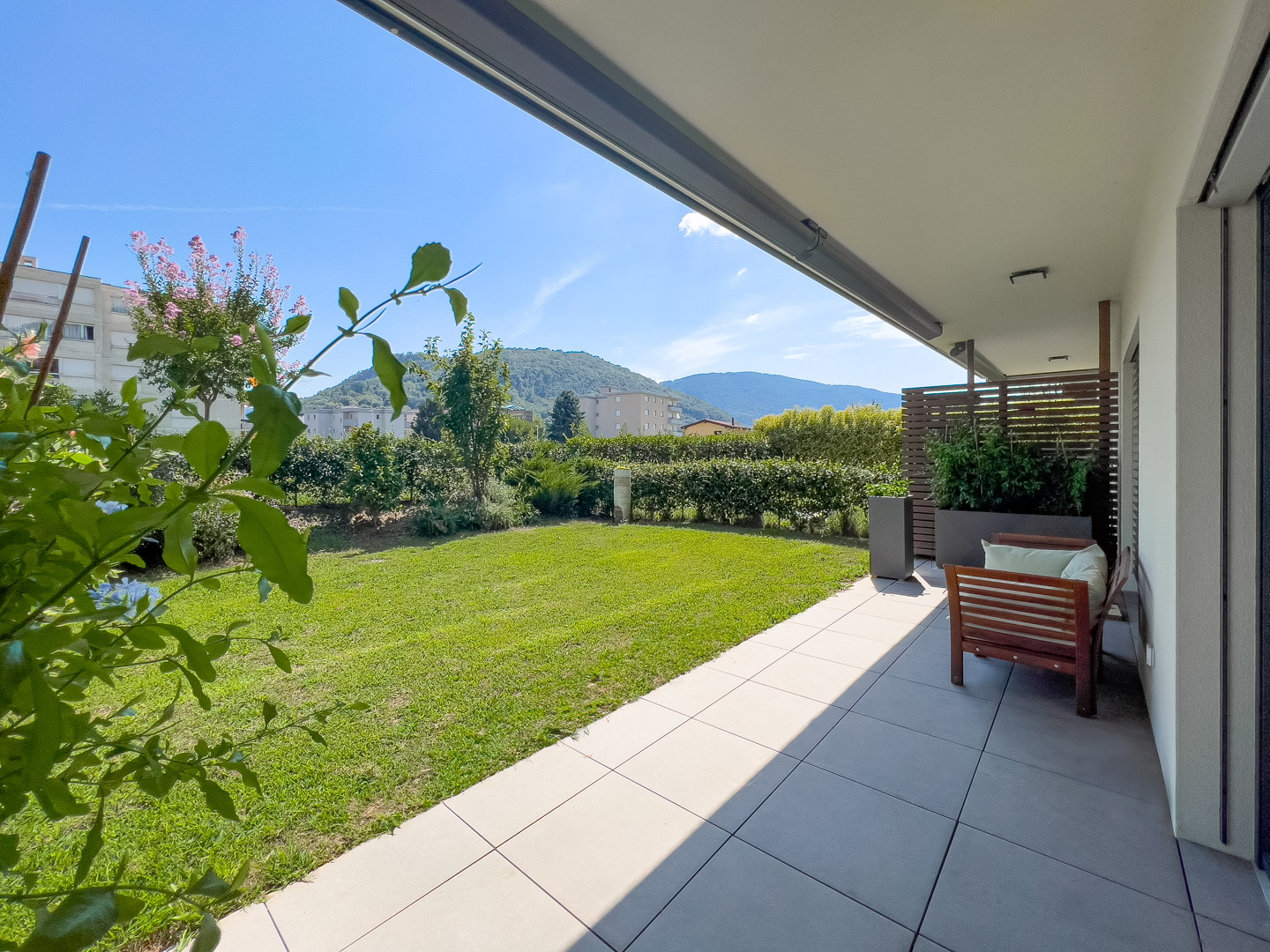 Moderno appartamento 2.5 locali con giardino in vendita a Caslano