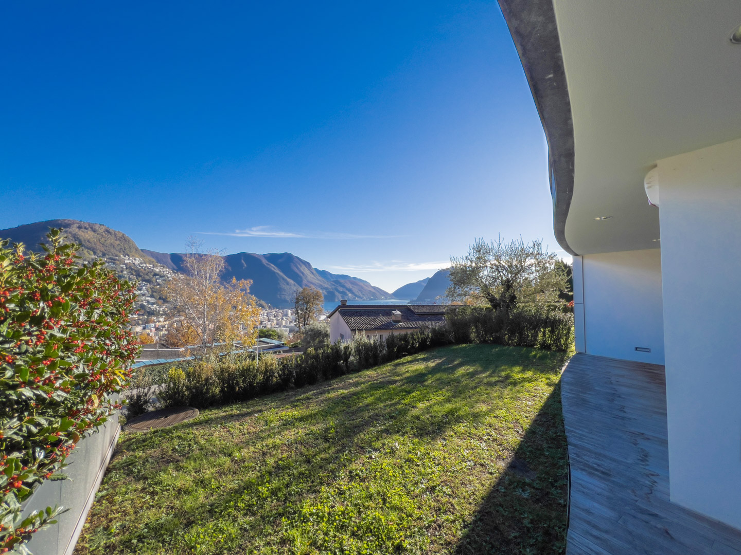 Exklusive 2,5-Zimmer-Wohnung mit Garten und Seeblick in Porza zu verkaufen