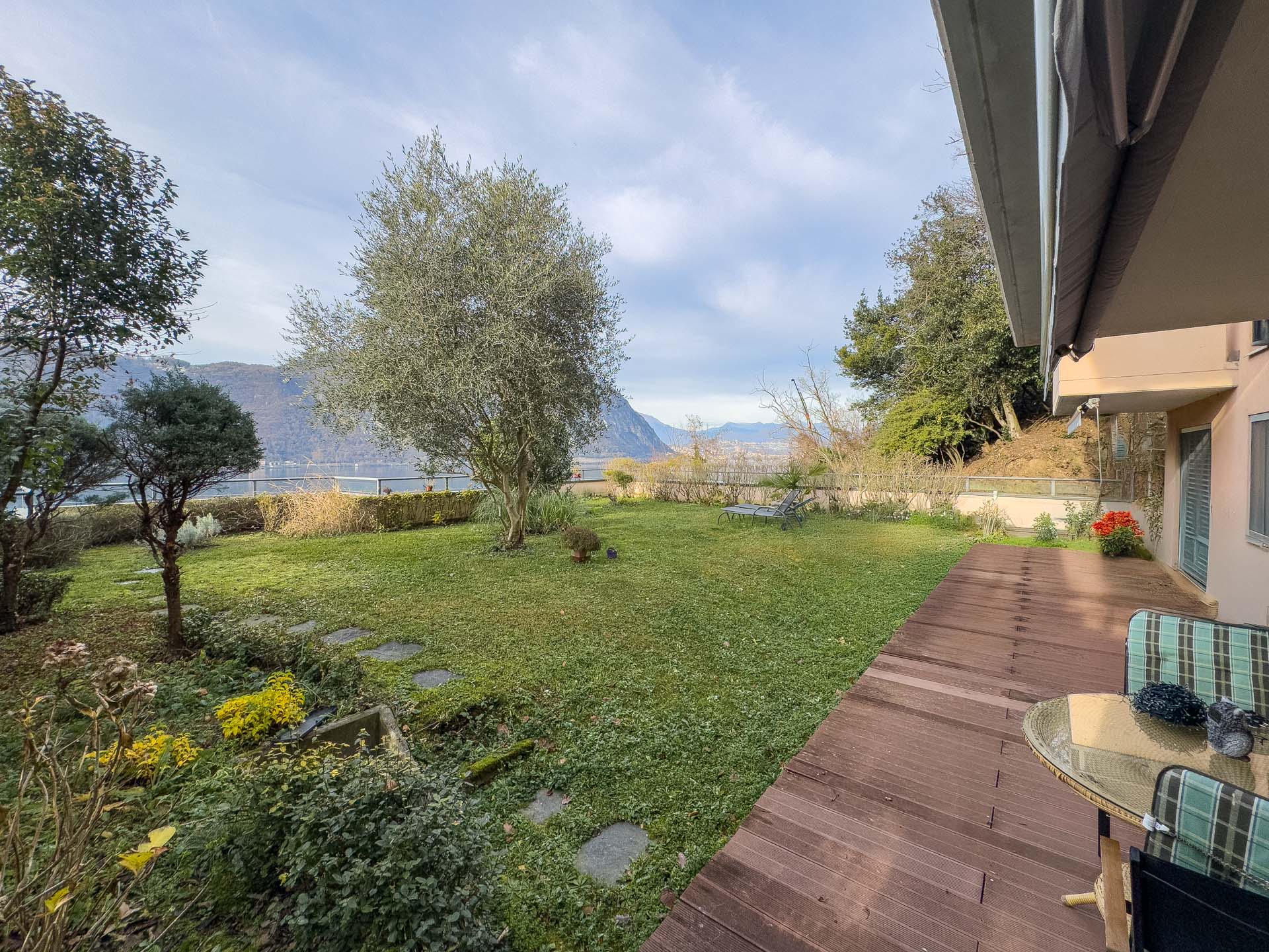 Lake view apartment with garden for sale in Bissone