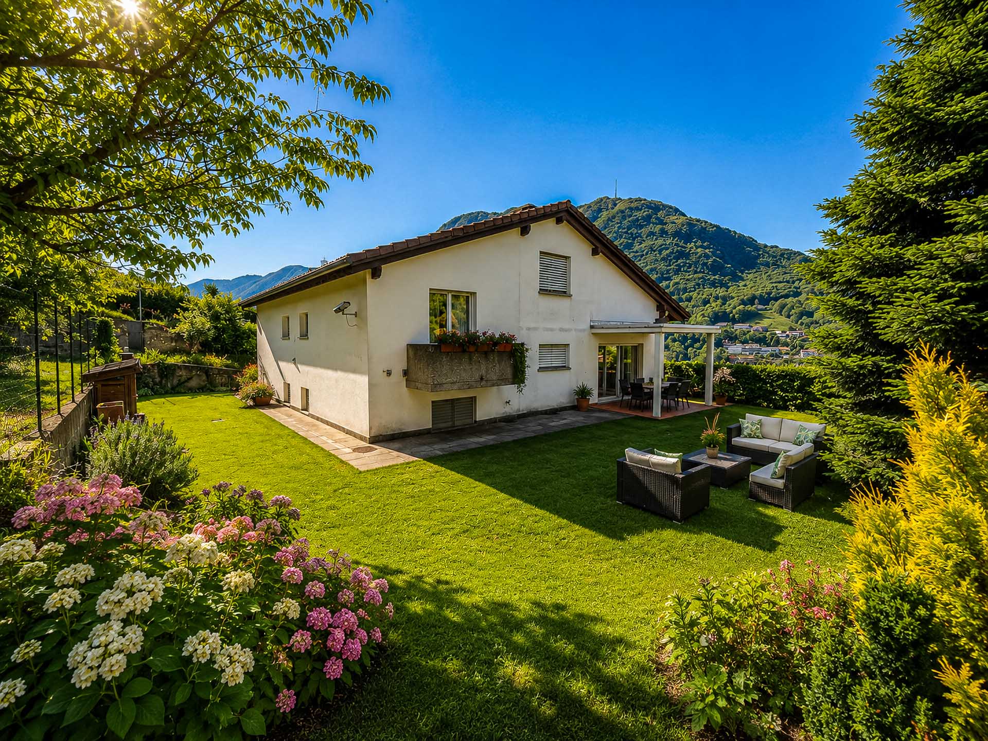 Casa unifamiliare con grande giardino in vendita a Gentilino Casa unifamiliare con grande giardino in vendita a Gentilino