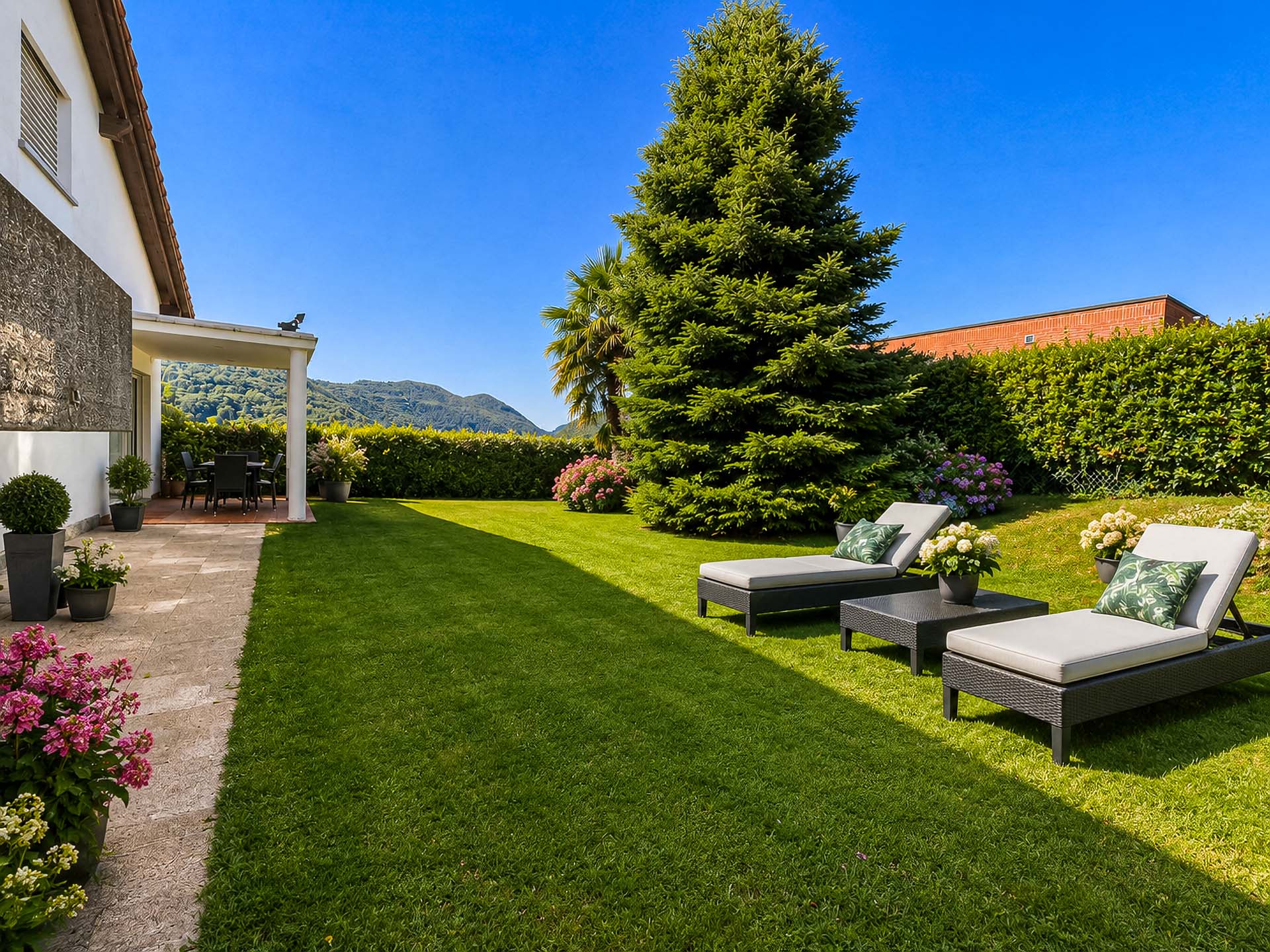 Casa unifamiliare con grande giardino in vendita a Gentilino Casa unifamiliare con grande giardino in vendita a Gentilino
