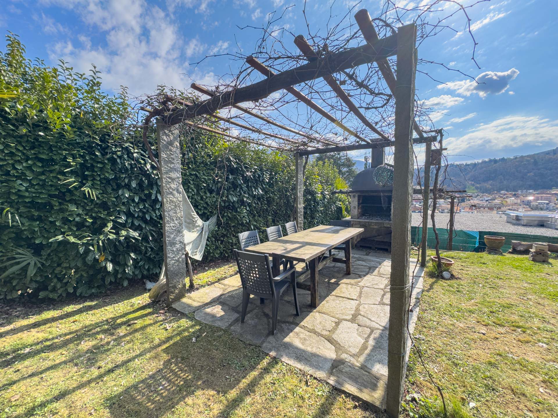 Haus mit drei Wohnungen zu verkaufen in Ponte Tresa