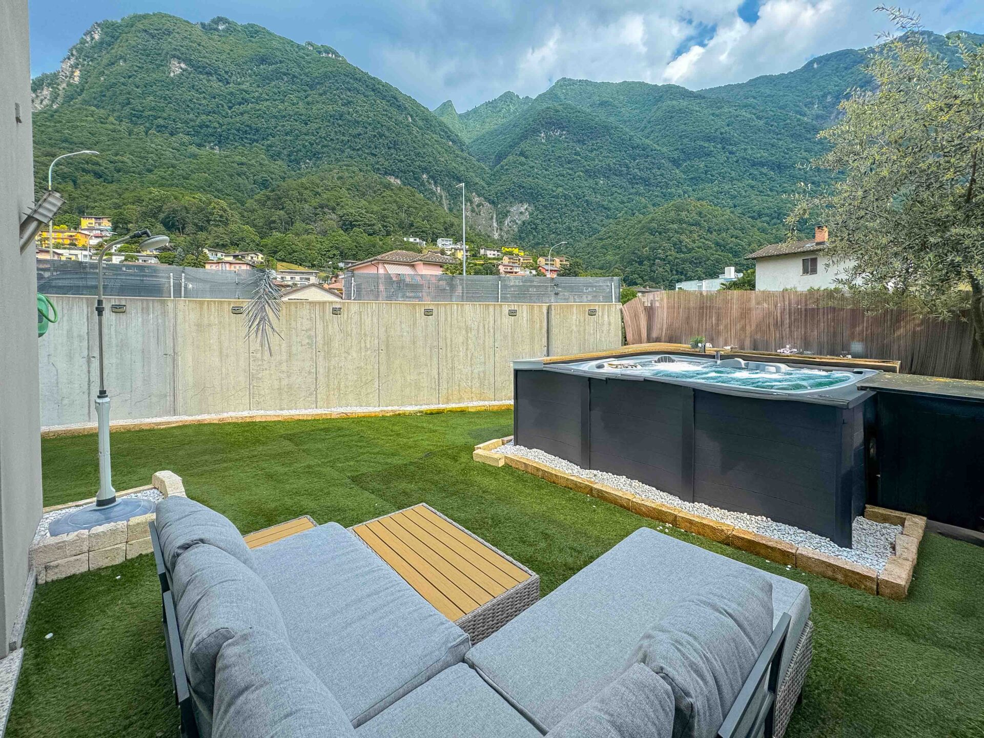 Grande e luminosa casa gemella con tetto-terrazza in vendita a Melano.