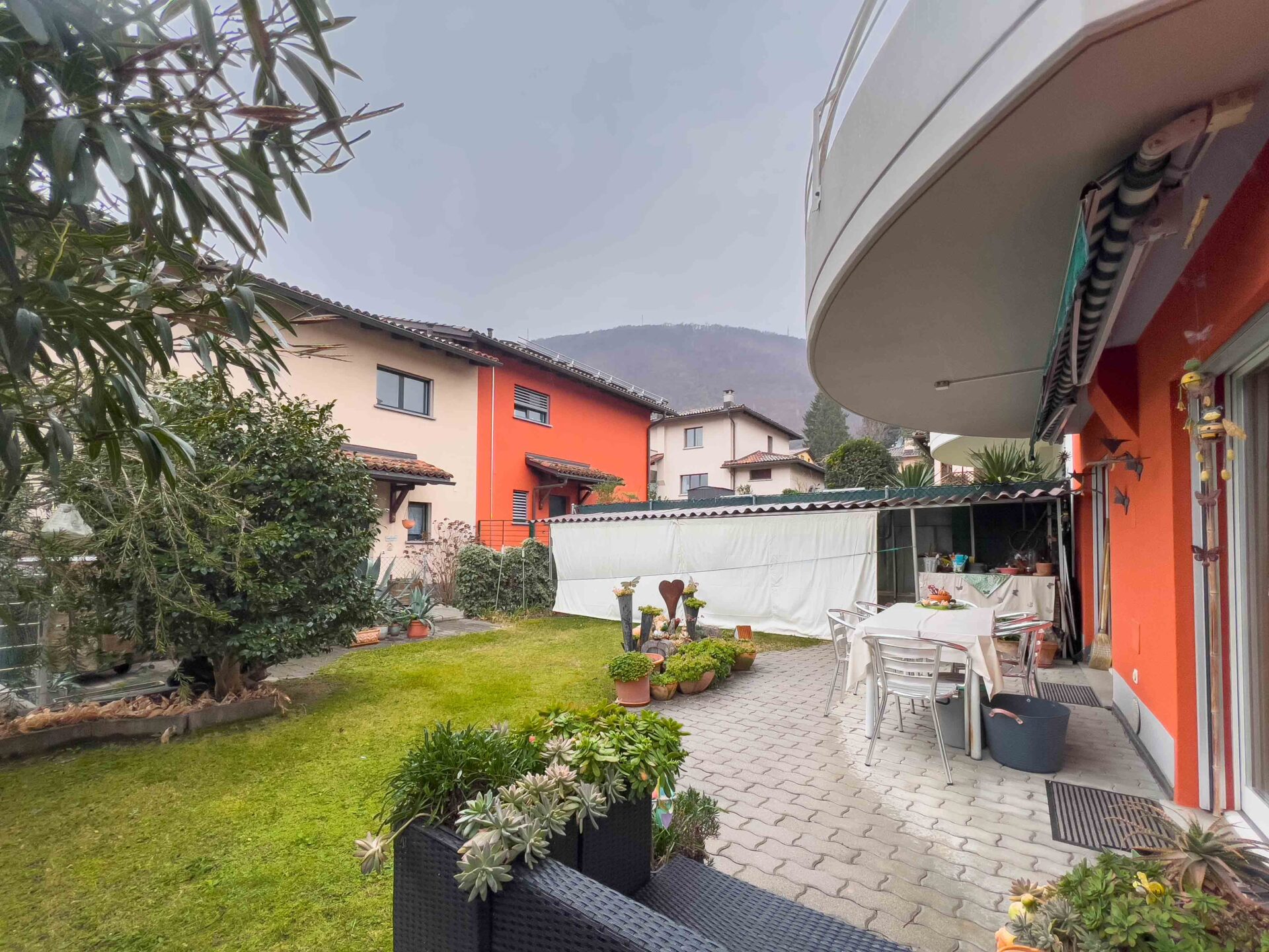 Twin house with garden for sale in Bedano
