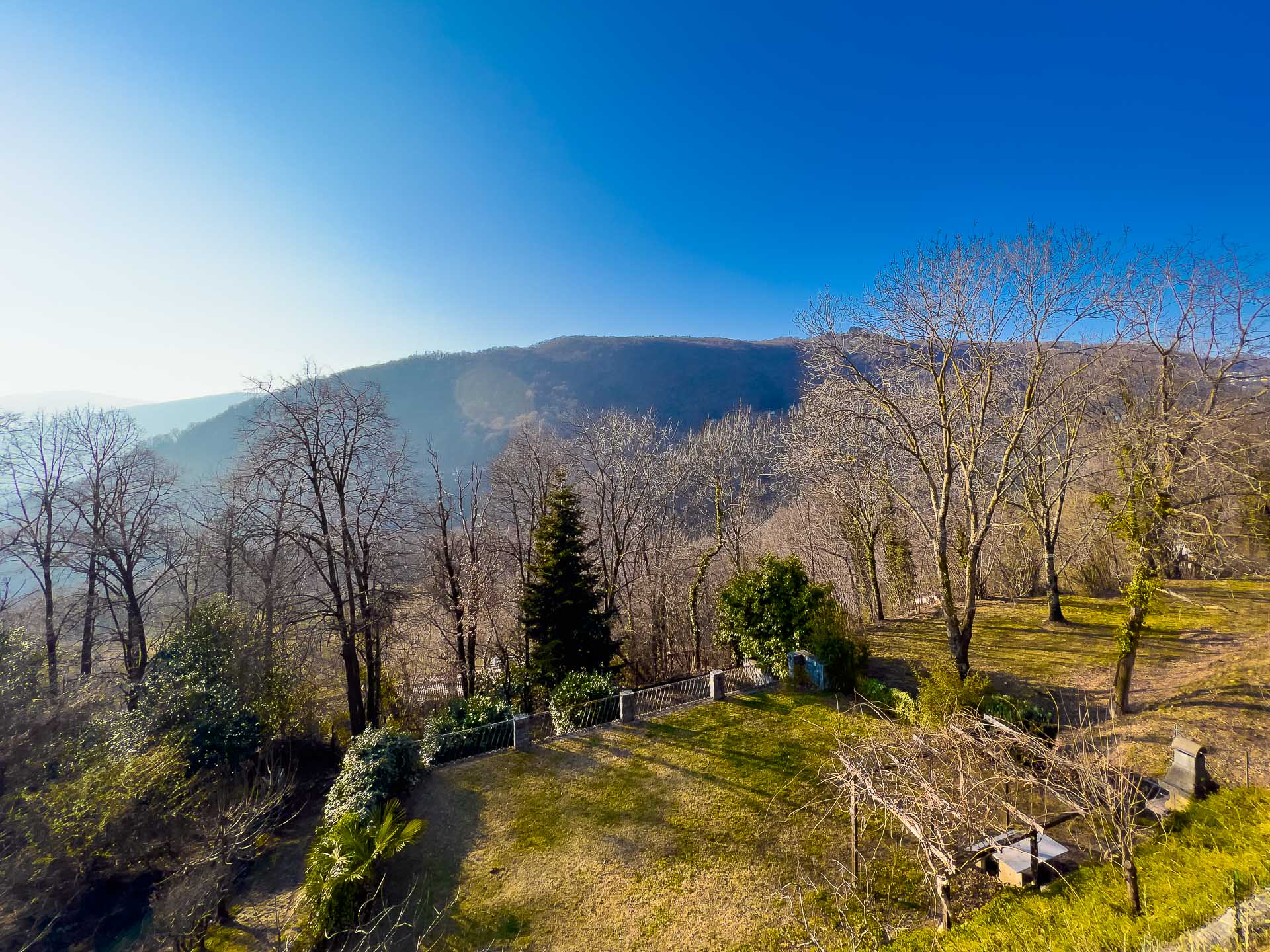 Ampia casa unifamiliare con grande giardino immersa nella tranquillità