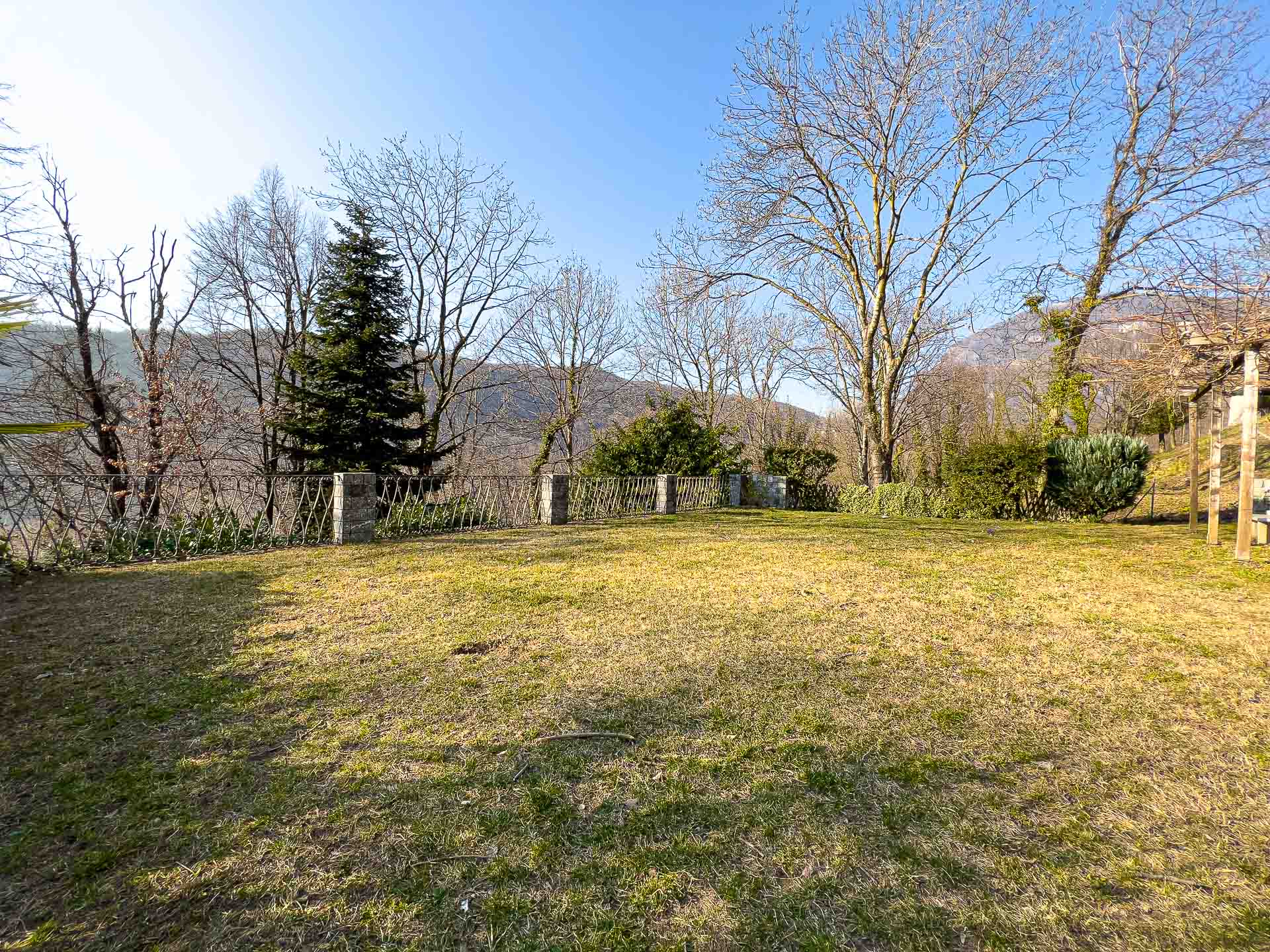 Ampia casa unifamiliare con grande giardino immersa nella tranquillità