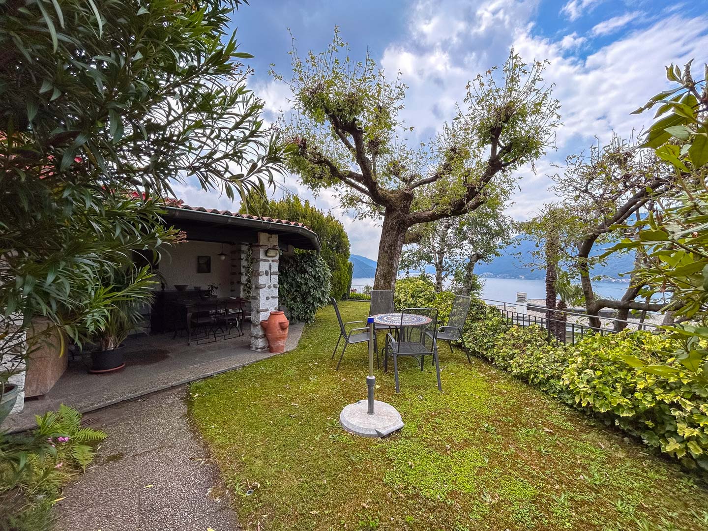 Semi-detached house with magnificent lake view for sale in Bissone Semi-detached house with magnificent lake view for sale in Bissone