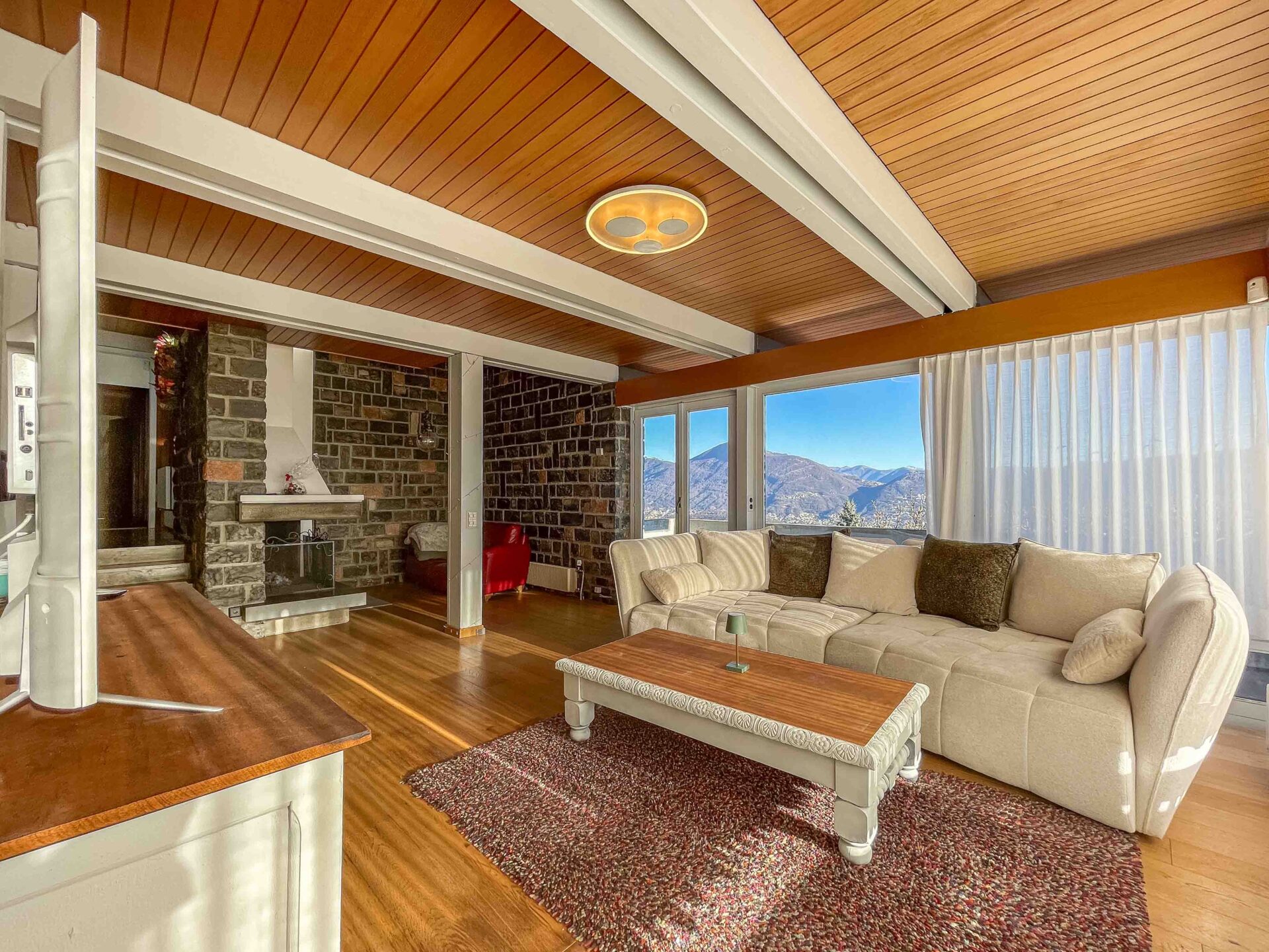 Stunning villa with swimming pool and glimpse of the lake for sale in Cademario